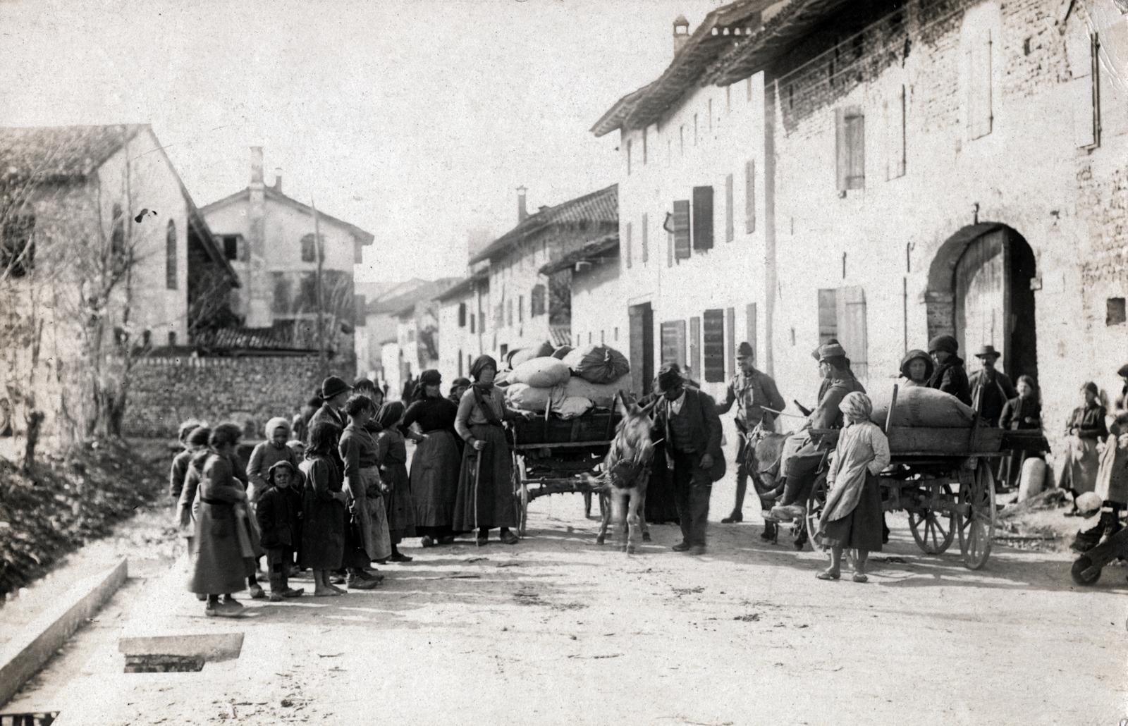 Italy, Via Pasolini., 1918, Bor Dezső, sack, donkey, coach, Fortepan #231490