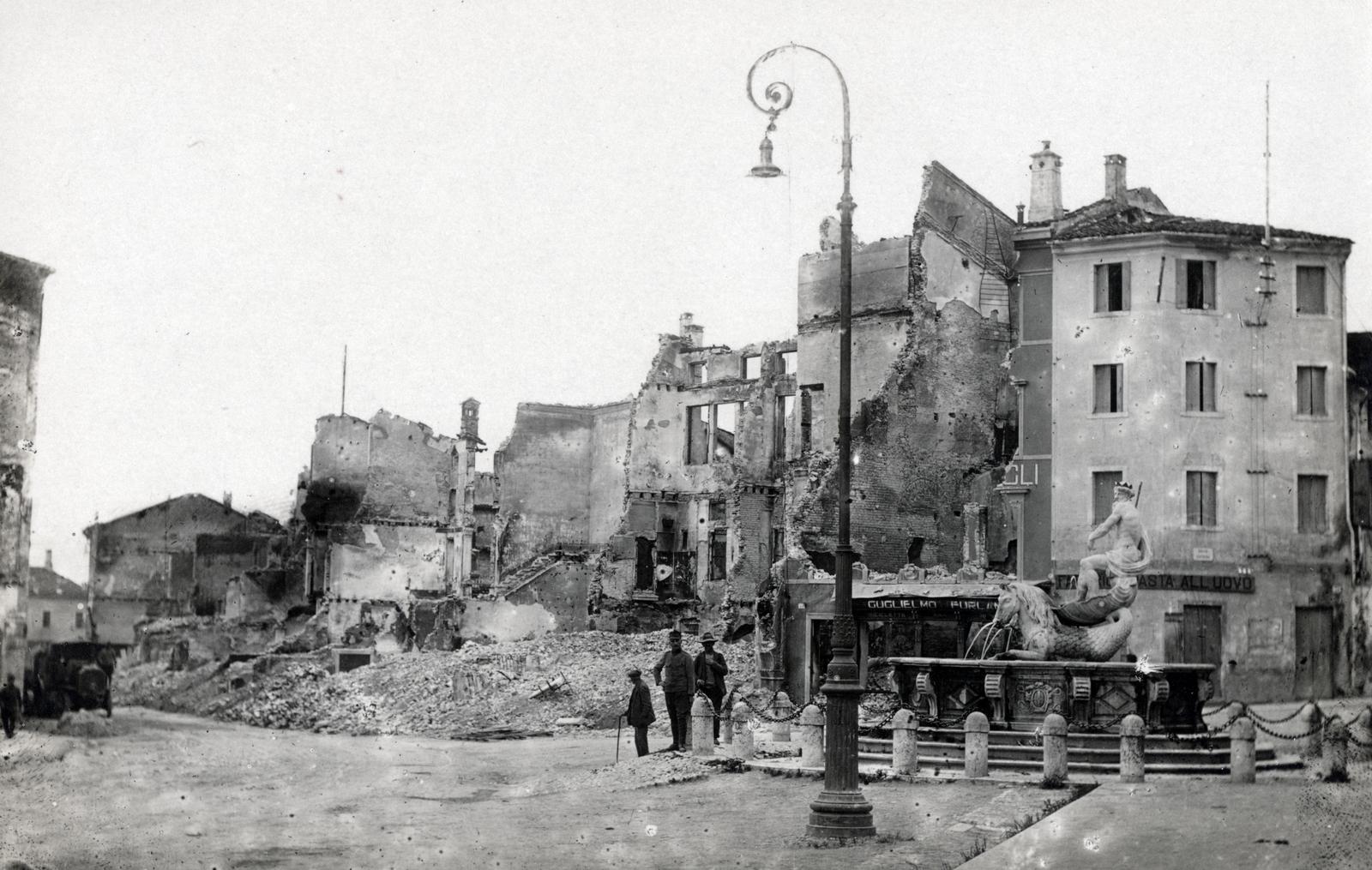 Italy, Conegliano, szemben a Via Cavour, jobbra a Via Marconi. Előtérben a Neptun-szökőkút (Fontana di Nettuno)., 1918, Bor Dezső, sculpture, war damage, street lamp, damaged building, fountain, Neptune-portrayal, Fortepan #231498