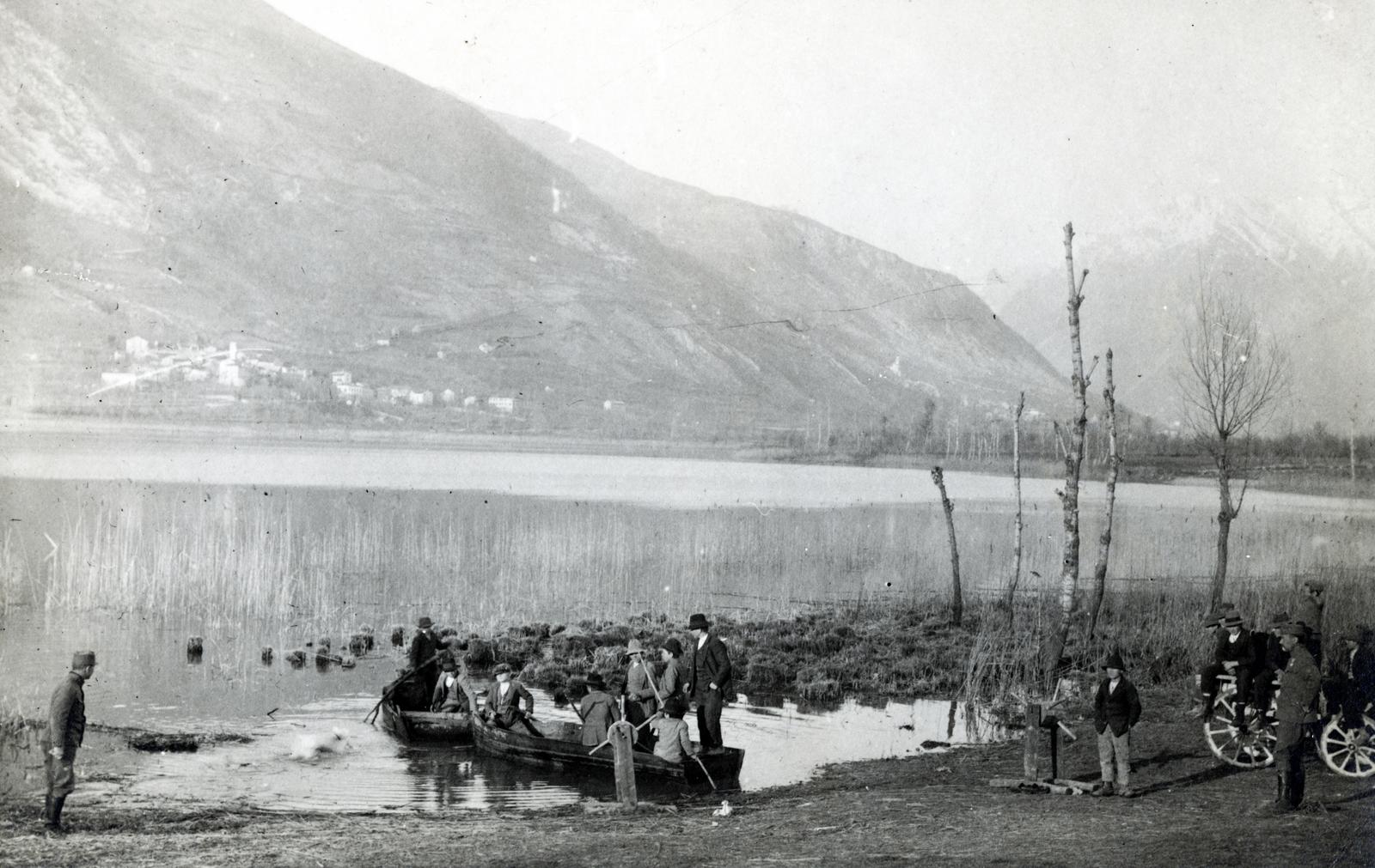 Italy, a felvétel a Santa Maria-tó (Lago di Santa Maria) partján készült, a túlparton Santa Maria falu (ekkor önálló, ma a város része)., 1918, Bor Dezső, boat, hillside, shore, Fortepan #231502