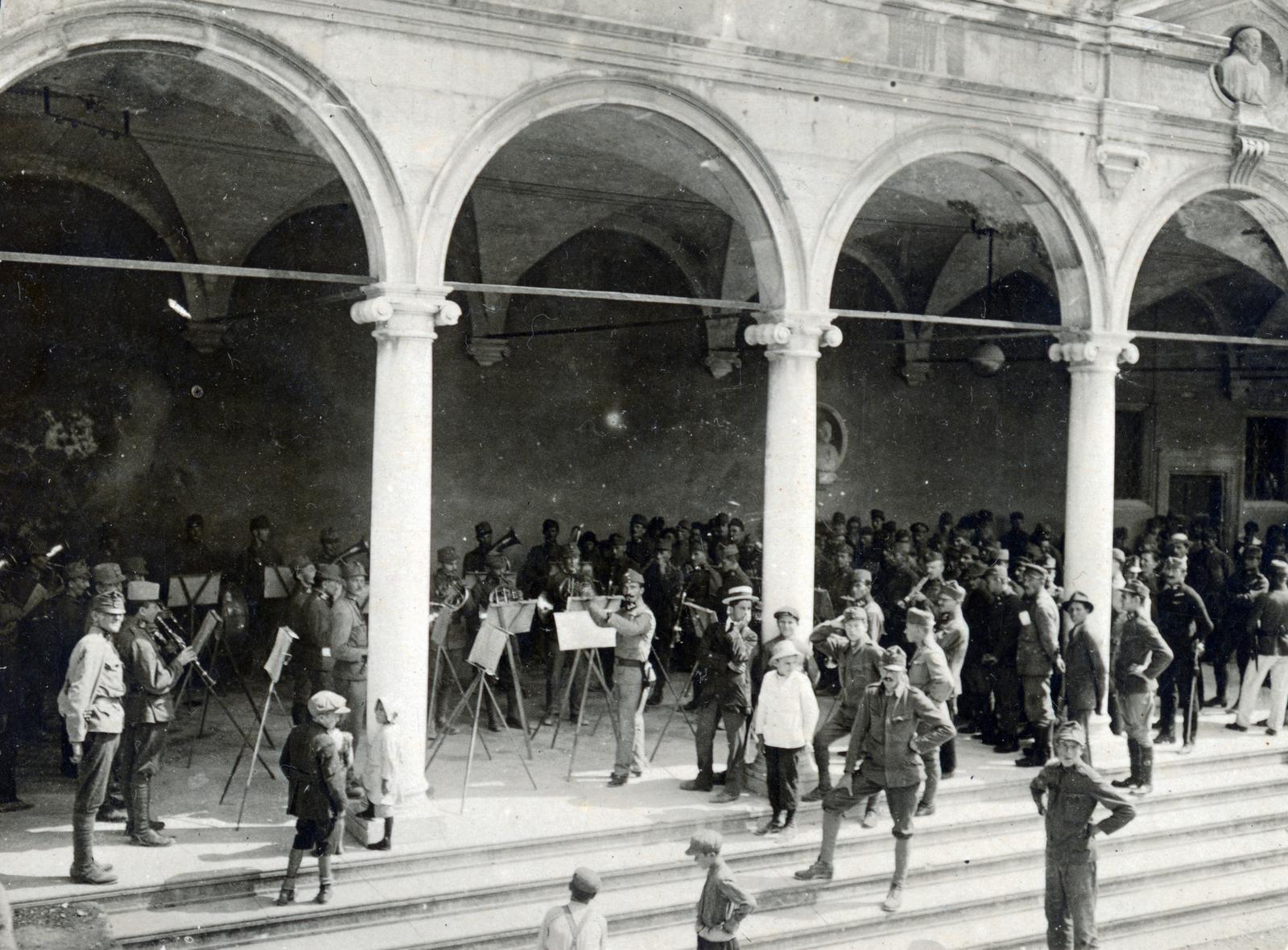 Italy, Udine, Piazza Libertà, Loggia del Lionello, a katonai zenekar térzenét ad., 1918, Bor Dezső, military band, archway, public building, Fortepan #231504
