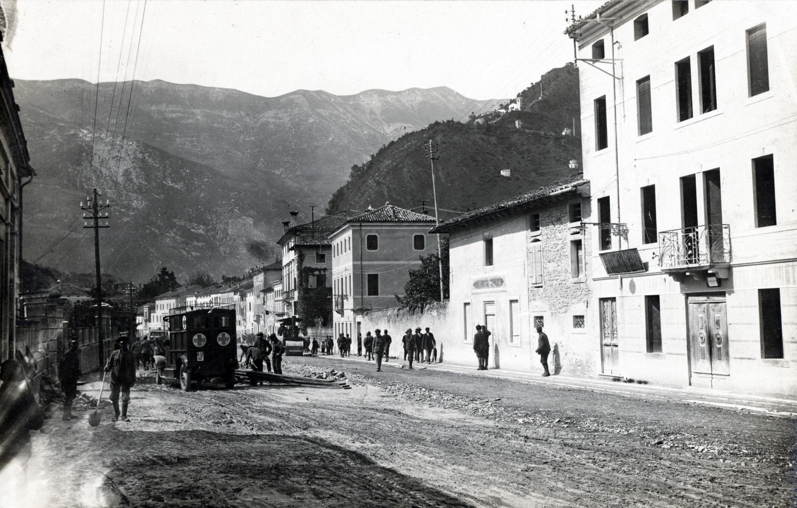 Olaszország, Vittorio Veneto, Viale Camillo Cavour., 1918, Bor Dezső, hegy, földút, mentőautó, villanyoszlop, Fortepan #231505