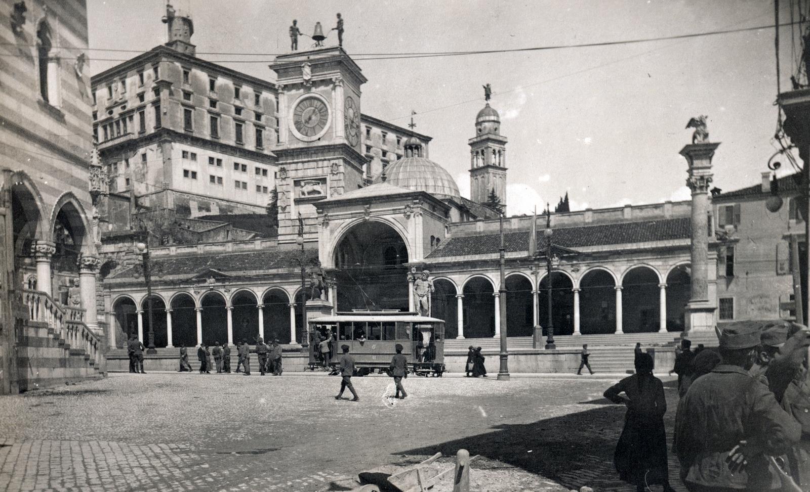 Italy, Udine, Piazza della Libertà, a villamos mögött a Loggia di San Giovanni., 1918, Bor Dezső, archway, carillon, architectural ornament, building statue, tram, Fortepan #231512