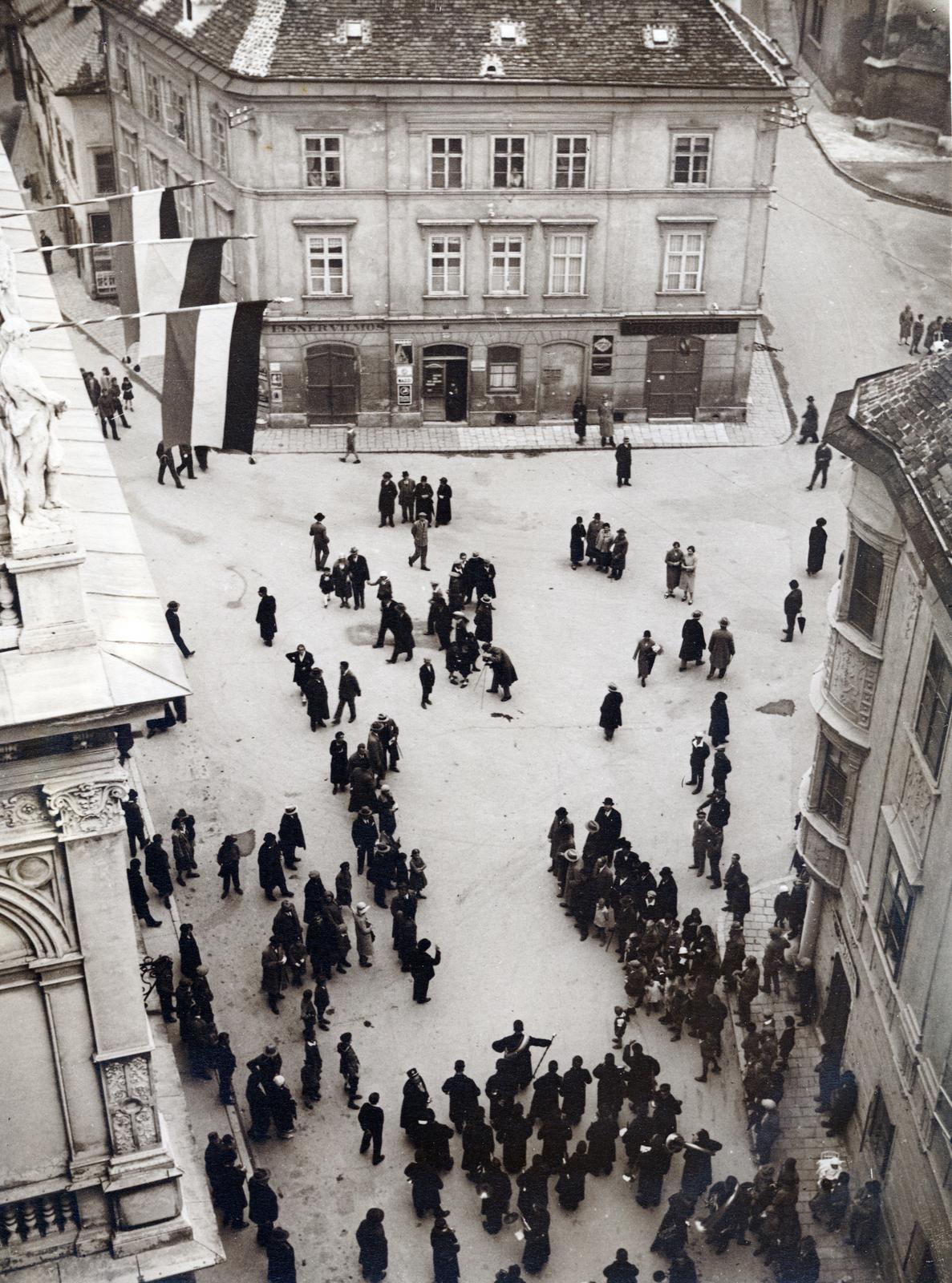Hungary, Sopron, kilátás a Tűztoronyból a Fő téren álló Patika-ház felé., 1931, Bor Dezső, Best of, plan view, tripod, wind band, Fortepan #231516