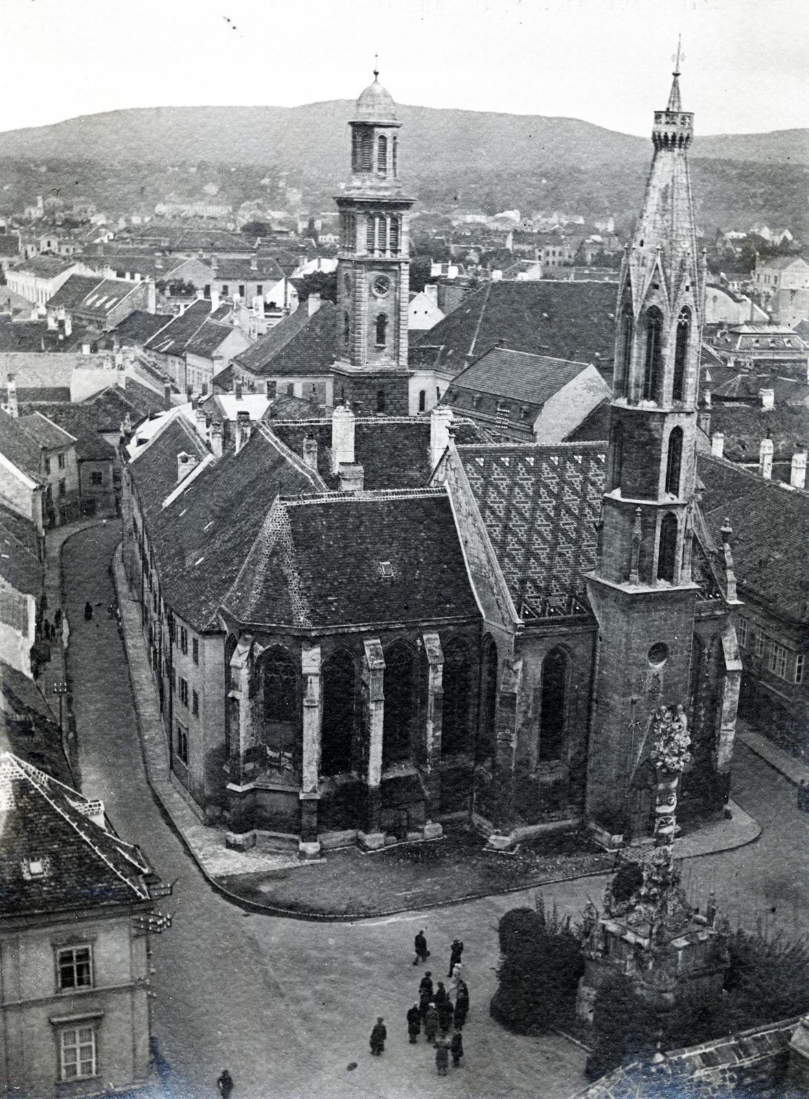 Hungary, Sopron, kilátás a Tűztoronyból a belváros felé, középen az evangélikus templom, balra a Kolostor utca, az előtérben a Fő (Ferenc József) téren a bencés templom (Kecske templom) és a Szentháromság-szobor., 1931, Bor Dezső, church, roof, Holy Trinity Statue, main square, Fortepan #231517