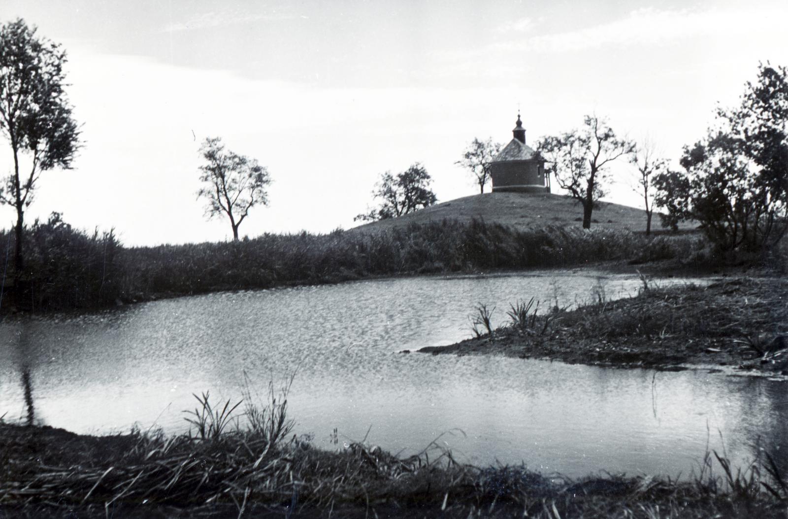 Hungary, Sár-hegy, Szent Anna-tó és a Szent Anna-kápolna., 1943, Bor Dezső, chapel, Fortepan #231540