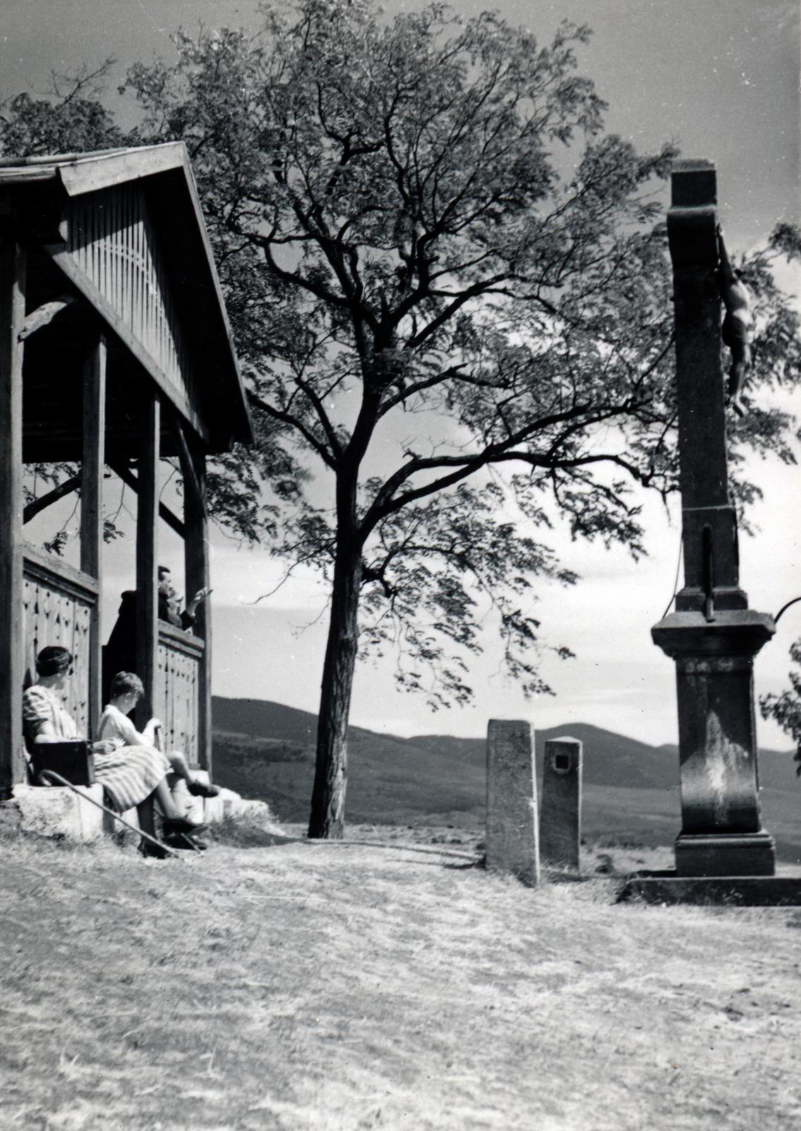 Hungary, Sár-hegy, a felvétel a Szent Anna-kápolna előtt készült., 1943, Bor Dezső, chapel, cross, Fortepan #231542