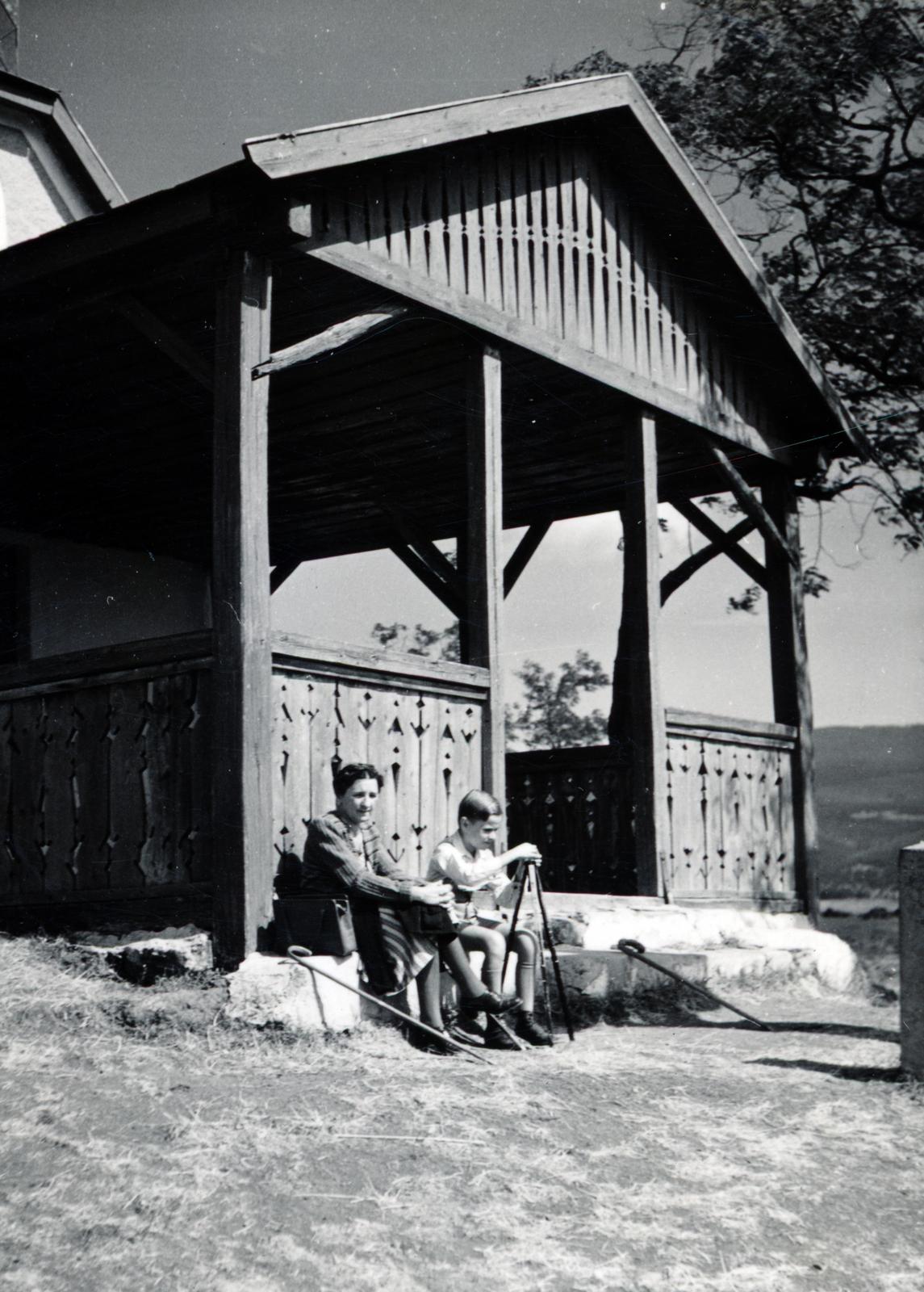 Magyarország, Abasár, Sár-hegy, a felvétel a Szent Anna-kápolna előtt készült., 1943, Bor Dezső, kápolna, Fortepan #231543