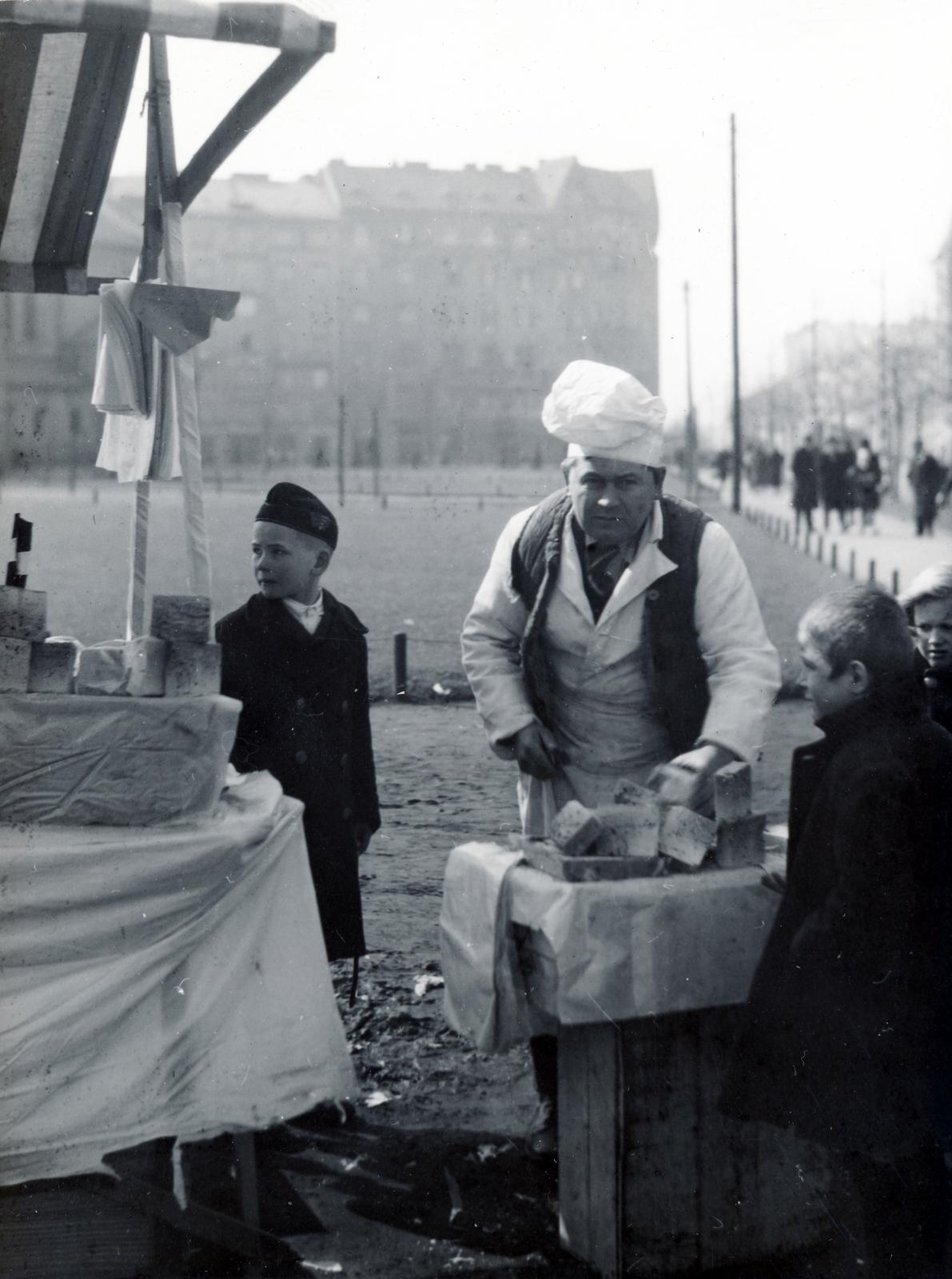 Hungary, Budapest IX., Haller utca, törökméz árus, háttérben a Mester utca sarkán álló ház látható., 1940, Bor Dezső, market, cheese, seller, honeycomb toffee, Budapest, Fortepan #231554