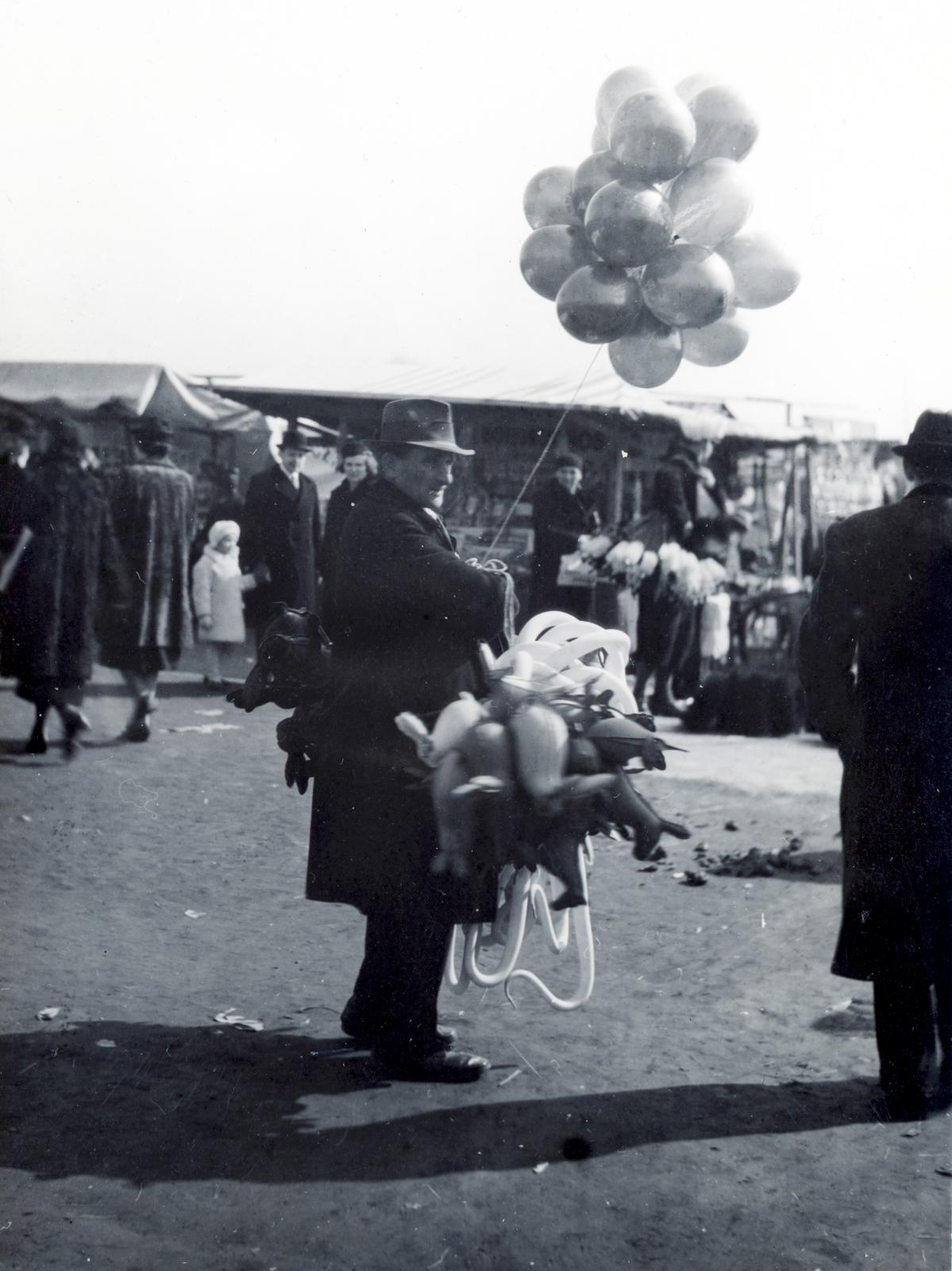Magyarország, Budapest IX., Haller utcai vásártér., 1940, Bor Dezső, árus, léggömb, piac, Budapest, Fortepan #231555