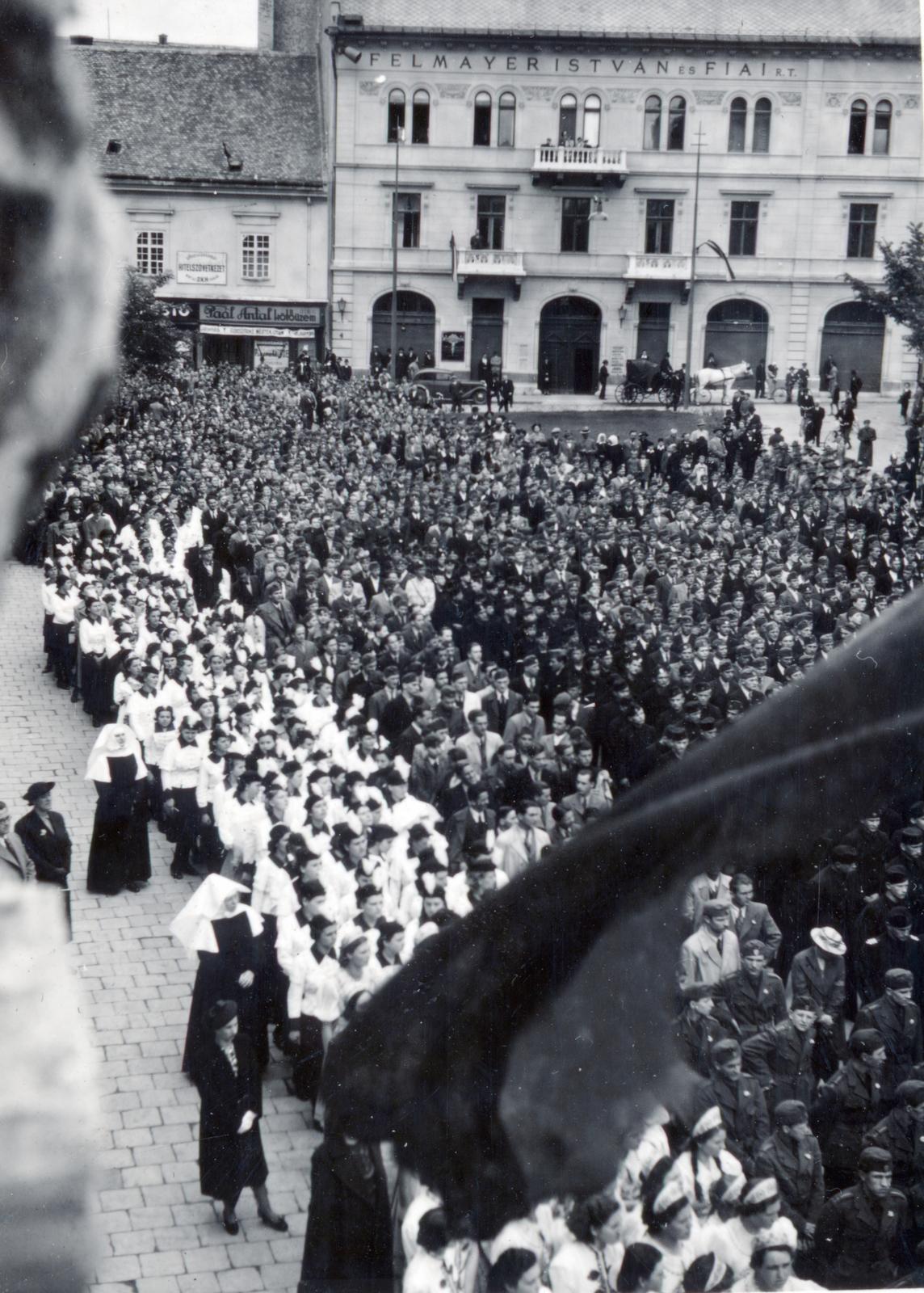 Magyarország, Székesfehérvár, Városház (Károly király) tér. A felvétel a Városháza erkélyéről készült., 1940, Bor Dezső, apáca, ünnepség, tömeg, iskolai egyenruha, Fortepan #231575