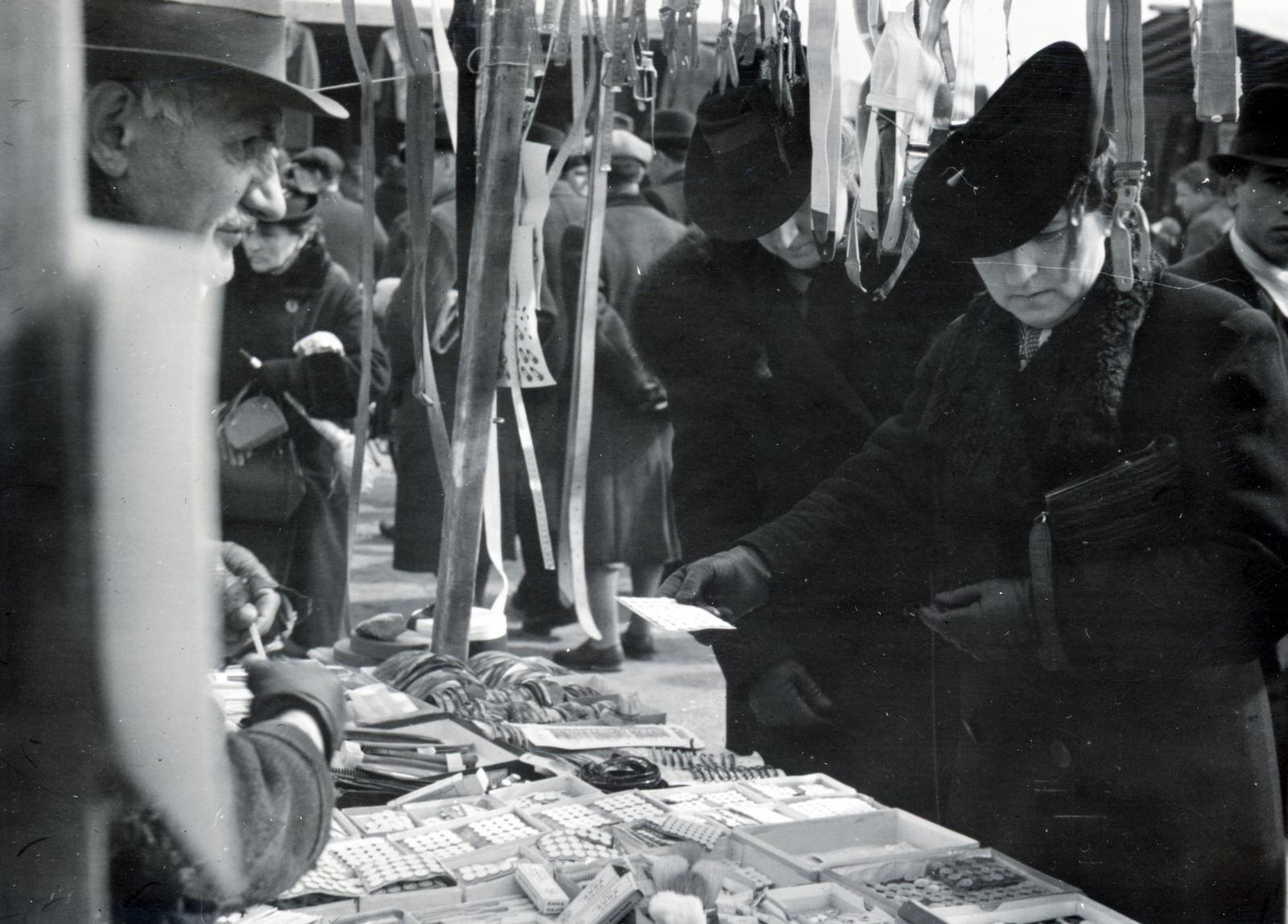 1940, Bor Dezső, vásárlás, vásár, árus, rövidáru, nadrágtartó, Fortepan #231592
