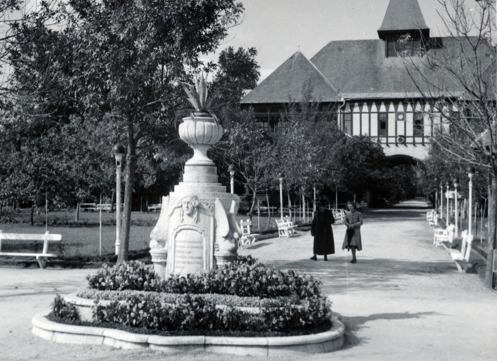 Serbia, Palić, a felvétel a Palicsi-tó partján készült. A Vígadó előtti díszkút Jakab Dezső és Komor Marcell alkotása (1912)., 1942, Bor Dezső, Fortepan #231613