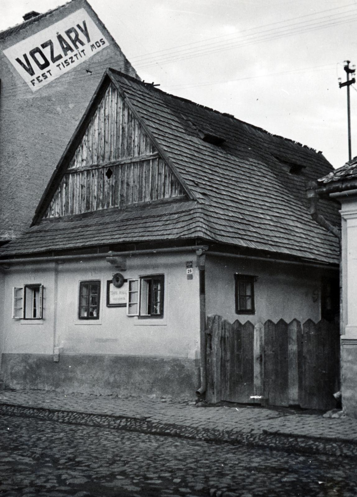 Slovakia, Rimavská Sobota, Tompa Mihály utca, Tompa Mihály szülőháza, a II. világháború alatt az utcával együtt megsemmisült., 1942, Bor Dezső, ad, memorial plaque, vernacular architecture, shingle, house number sign, Fortepan #231617