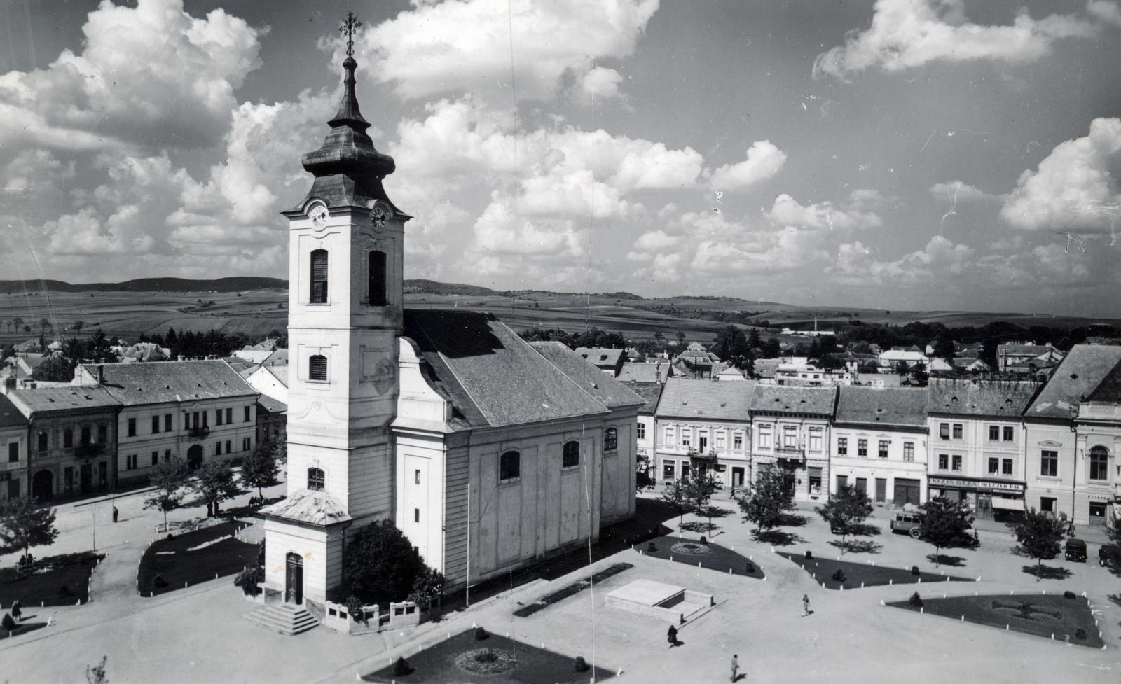Slovakia, Rimavská Sobota, Fő (Horthy Miklós) tér, Keresztelő Szent János-templom., 1942, Bor Dezső, steeple, church, square, clouds, picture, Fortepan #231618