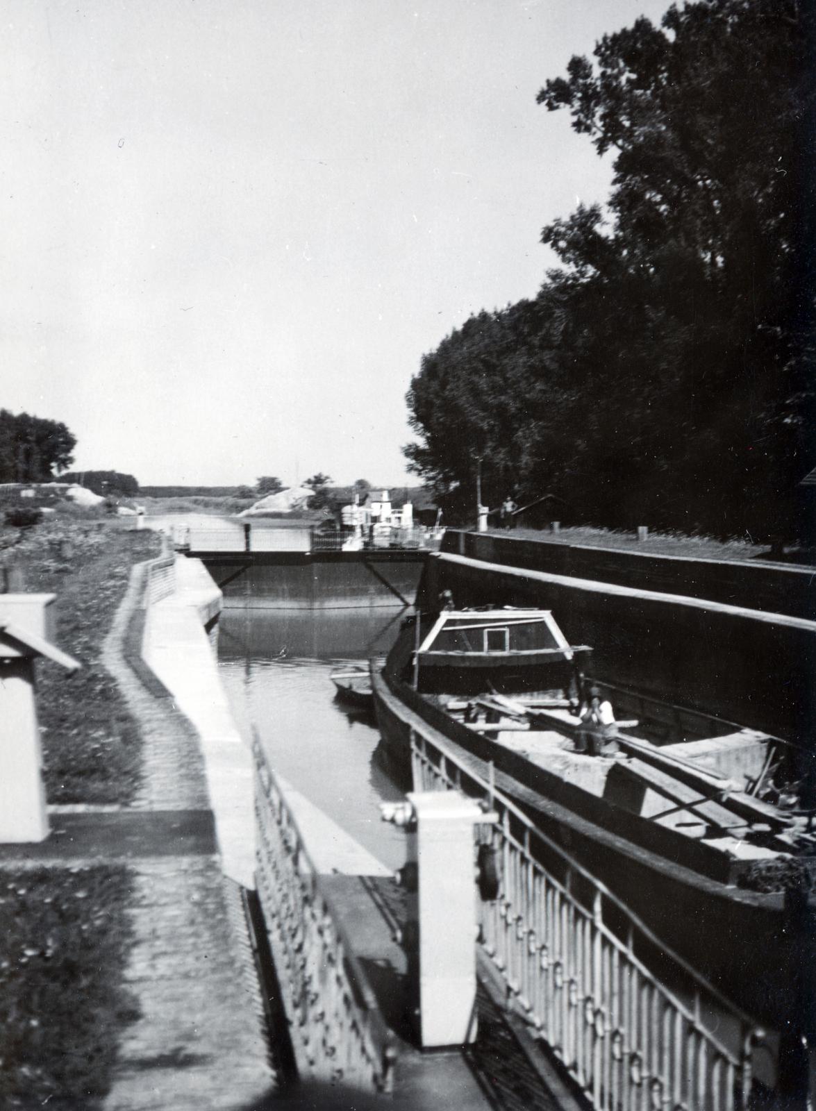 Serbia, Bezdan, a Ferenc-csatorna Ferenc József-zsilipje a Dunánál., 1941, Bor Dezső, canal, Fortepan #231635