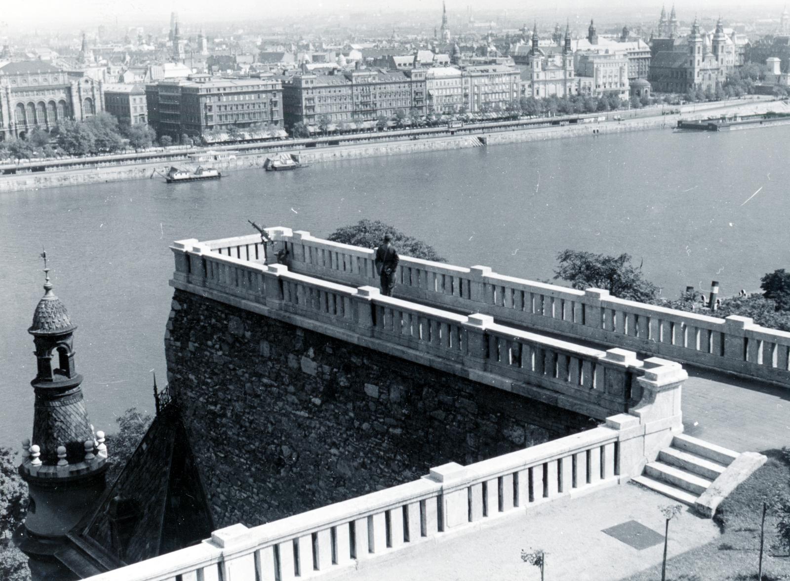 Magyarország, Budapest I.,Budapest V., kilátás a Királyi Palota (később Budavári Palota) teraszáról a Duna és a Belváros felé. Előtérben a déli kortinafalon kialakított légvédelmi géppuska állás, balra a neoreneszánsz lépcsőházi épület tornya látható.
, 1938, Bor Dezső, Budapest, Fortepan #231651
