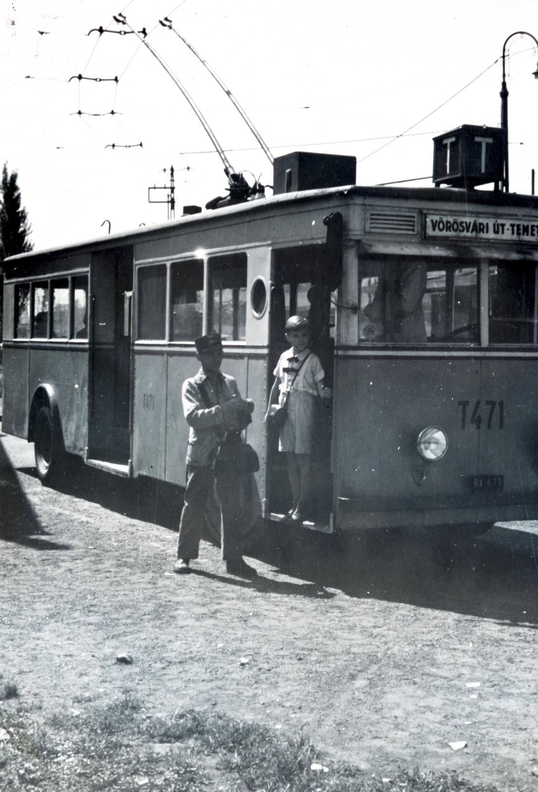 Hungary, Óbuda, Budapest III., az első budapesti trolibuszvonal (Vörösvári út - Óbudai temető). A trolibuszt az angol A.E.C. haszonjármű gyártó cég licence alapján építette a Ganz. A felvételen az 1941-ben a jobb oldali közlekedésre átalakított jármű látható., 1942, Bor Dezső, trolley bus, Budapest, Fortepan #231657