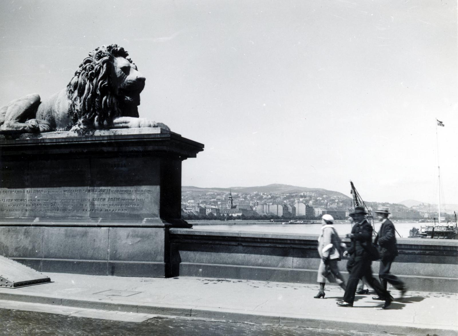 Hungary, Budapest V., Széchenyi Lánchíd pesti hídfő, háttérben a Bem (Margit) rakpart épületei és mögöttük a Rózsadomb., 1942, Bor Dezső, stone lion, Budapest, Fortepan #231661