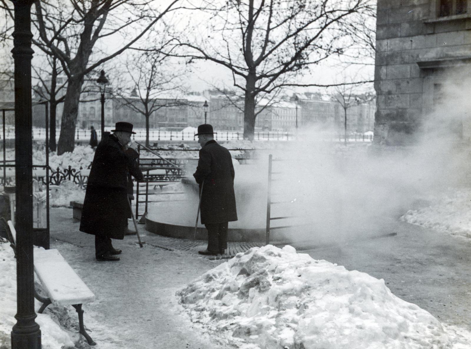 Magyarország, Budapest I., Döbrentei tér, Juventus ivókút a Rudas fürdő mellett., 1938, Bor Dezső, Budapest, Fortepan #231681