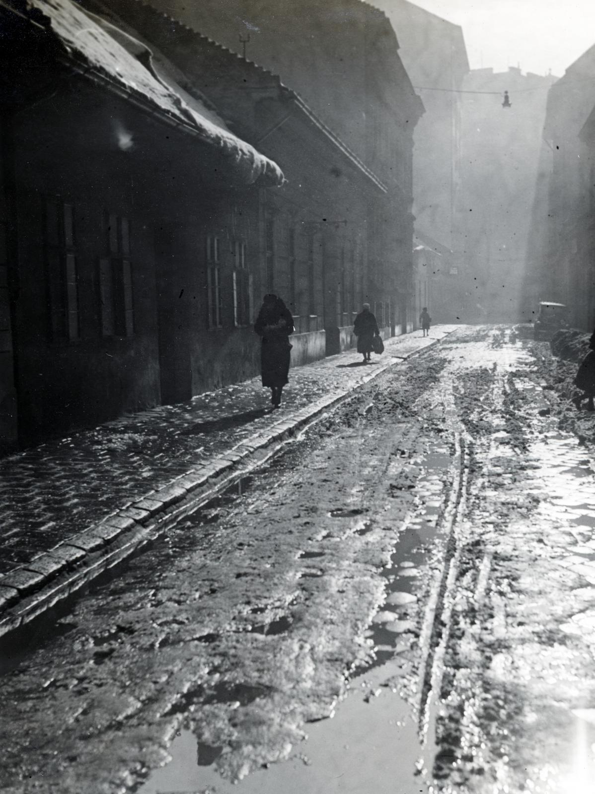 Hungary, Budapest IX., Liliom utca, szemben a Mester utca melletti ház látható., 1938, Bor Dezső, pedestrian, melting, cobblestones, backlight, winter, walk, Budapest, Fortepan #231682