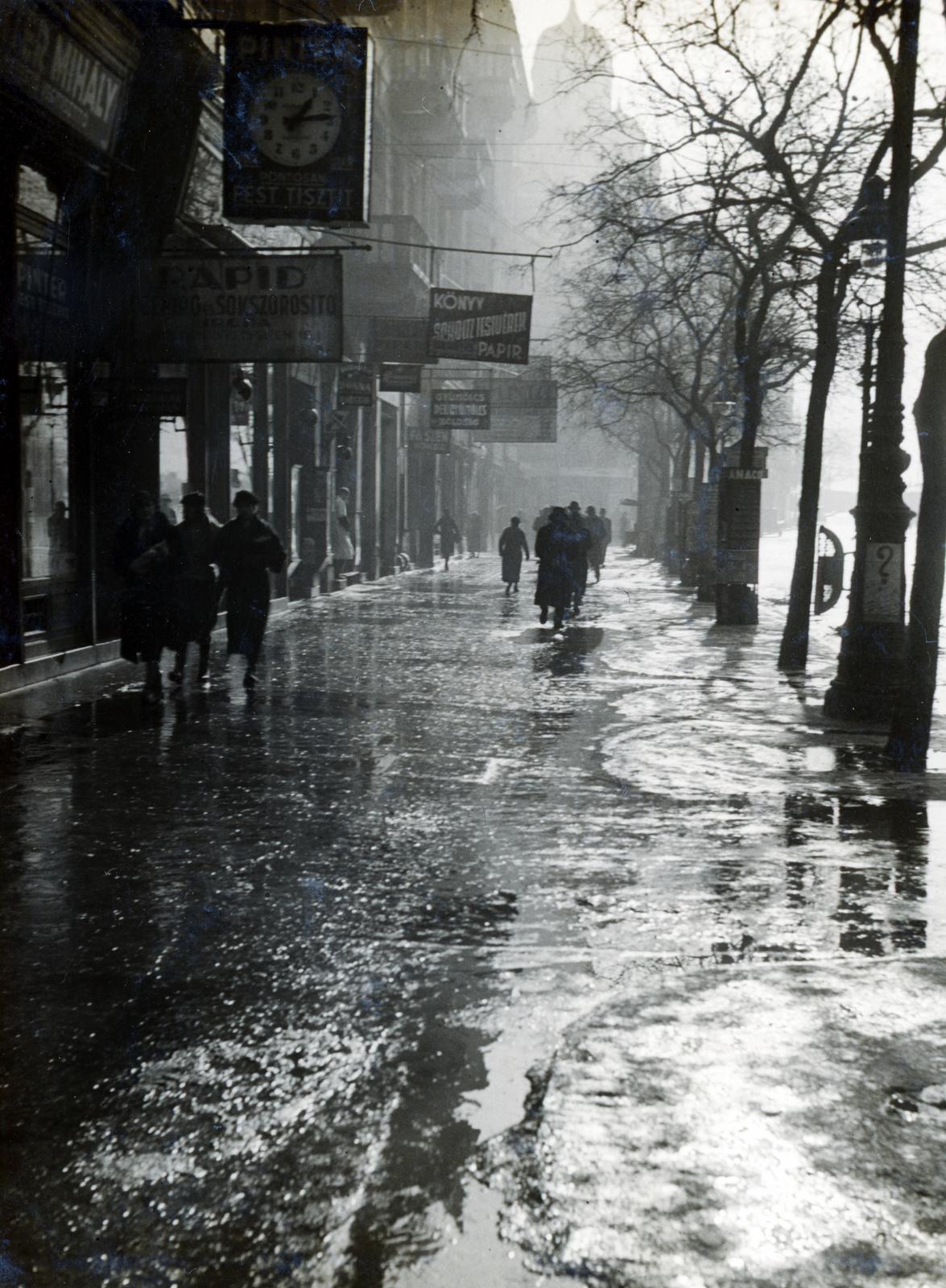 Magyarország, Budapest IX., Ferenc körút, a felvétel a Tompa utca és a Mester utca közötti szakaszon készült., 1938, Bor Dezső, köztéri óra, járda, eső, Budapest, Fortepan #231685