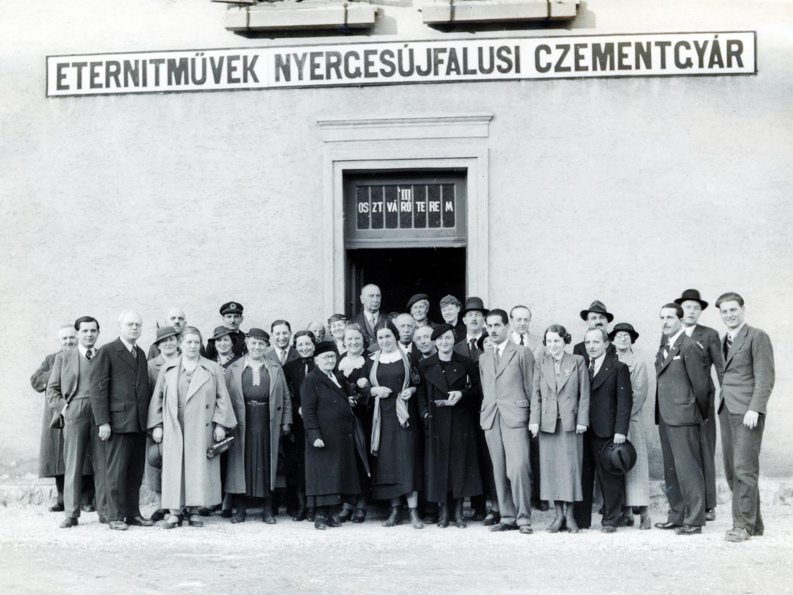 Magyarország, Nyergesújfalu, Eternitgyár Eternitművek / Nyergesújfalui cementgyár vasúti megállóhely, a felvétel III. osztályú váróterem előtt készült., 1935, Bor Dezső, Best of, nők, vasútállomás, csoportkép, férfiak, váróterem, Fortepan #231695