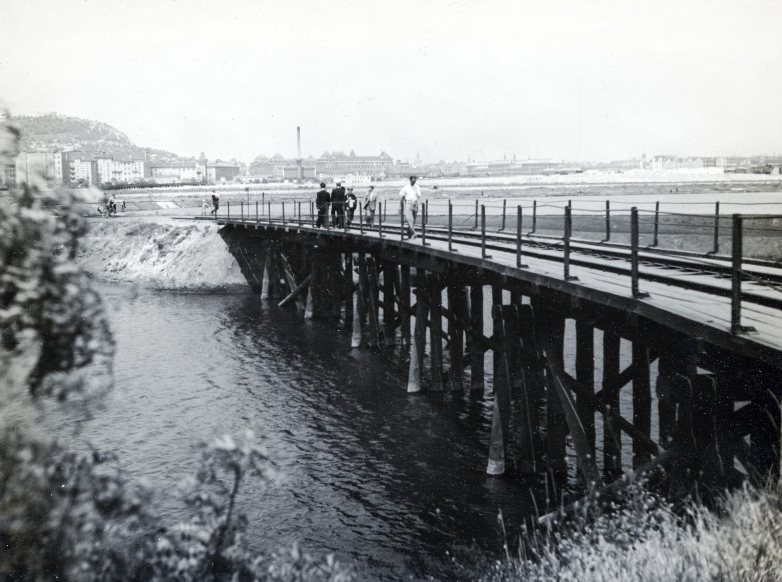 Hungary, Budapest XI.,Budapest IX., Lágymányos, Lágymányosi-tó, a távolban bal szélen a Gellért-hegy, középen a Műegyetem, jobbra a Fővámház és a Közraktár utca néhány háza látható., 1936, Bor Dezső, Budapest, Fortepan #231715