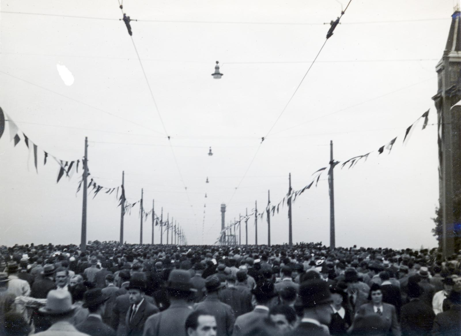 Magyarország, Budapest IX., Petőfi híd, a felvétel az átadáskor 1937. szeptember 12-én a pesti hídfőnél készült., 1937, Bor Dezső, tömeg, Budapest, Fortepan #231720