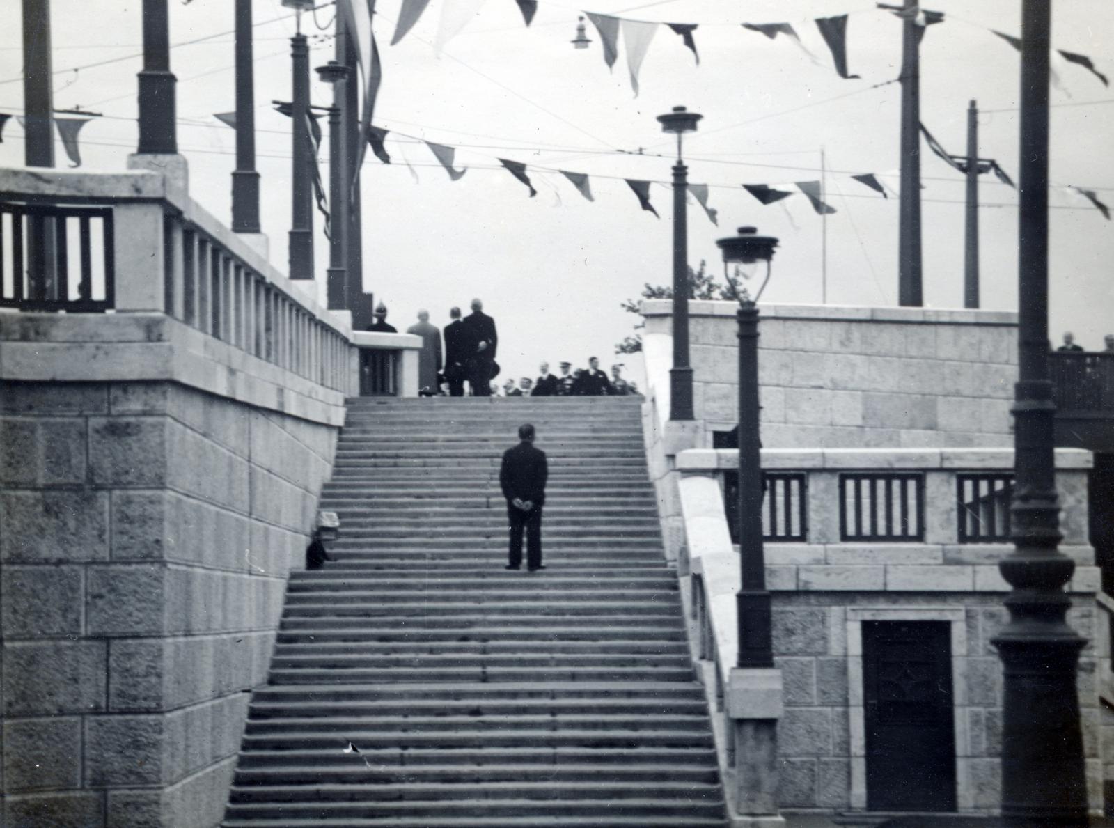 Magyarország, Budapest IX., Petőfi híd, a felvétel az átadáskor 1937. szeptember 12-én a pesti hídfőnél készült., 1937, Bor Dezső, lépcsősor, Budapest, Fortepan #231721