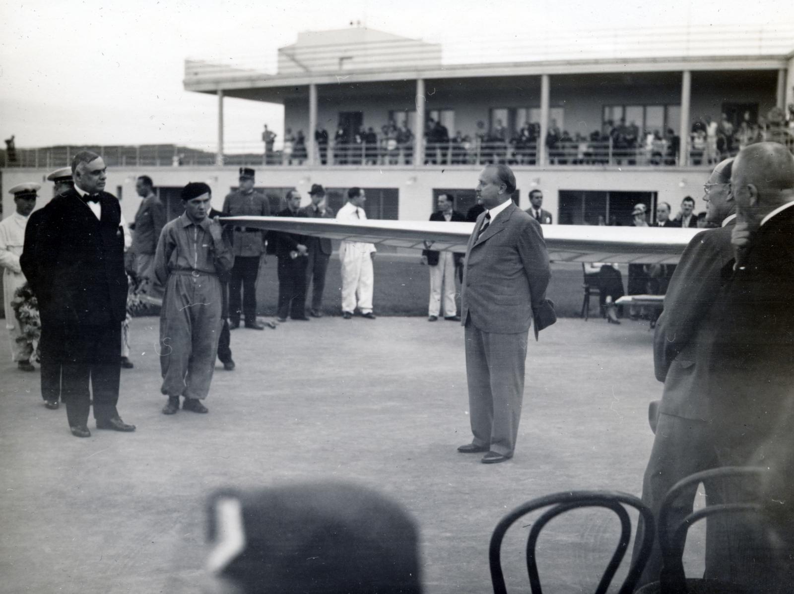 Hungary, Budaörs Airport, Budapest XI., a felvétel a BSzKRt Sportegyesülete Sportrepülő szakosztályának ünnepségén, az új »Csikó« motoros repülőgép és a »Villám« vitorlázó gép keresztelőjekor 1937. szeptember 18-án készült. Balra Verebély Jenő a BSzKRt elnöke, középen Szendy Károly polgármester üdvözlő beszédét mondja., 1937, Bor Dezső, Budapest, Fortepan #231731