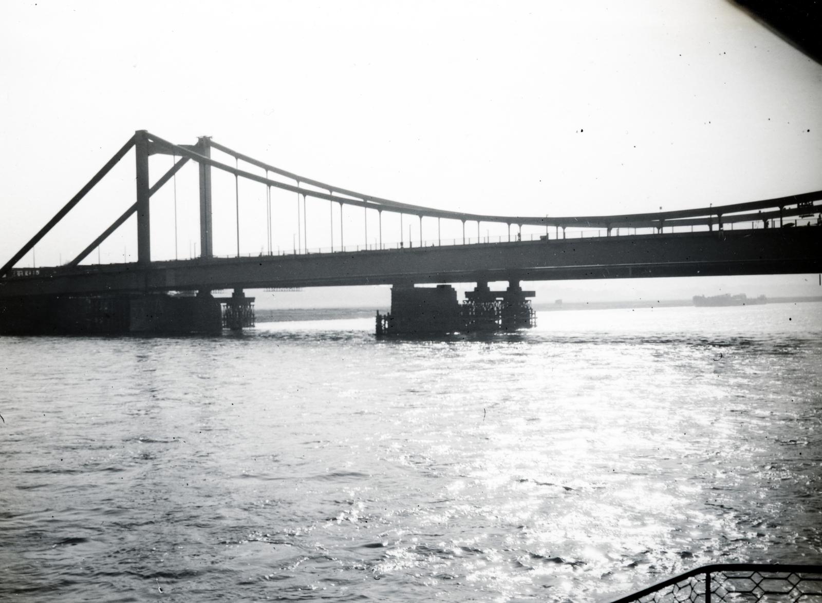 Austria, Vienna, a Reichsbrücke egy Dunán közlekedő hajó fedélzetéről. Előtérben az 1937. október 10-én átadott új híd, mögötte az 1876. augusztus 21-én átadott régi híd, melyet az új híd átadása után lebontottak., 1937, Bor Dezső, Fortepan #231734