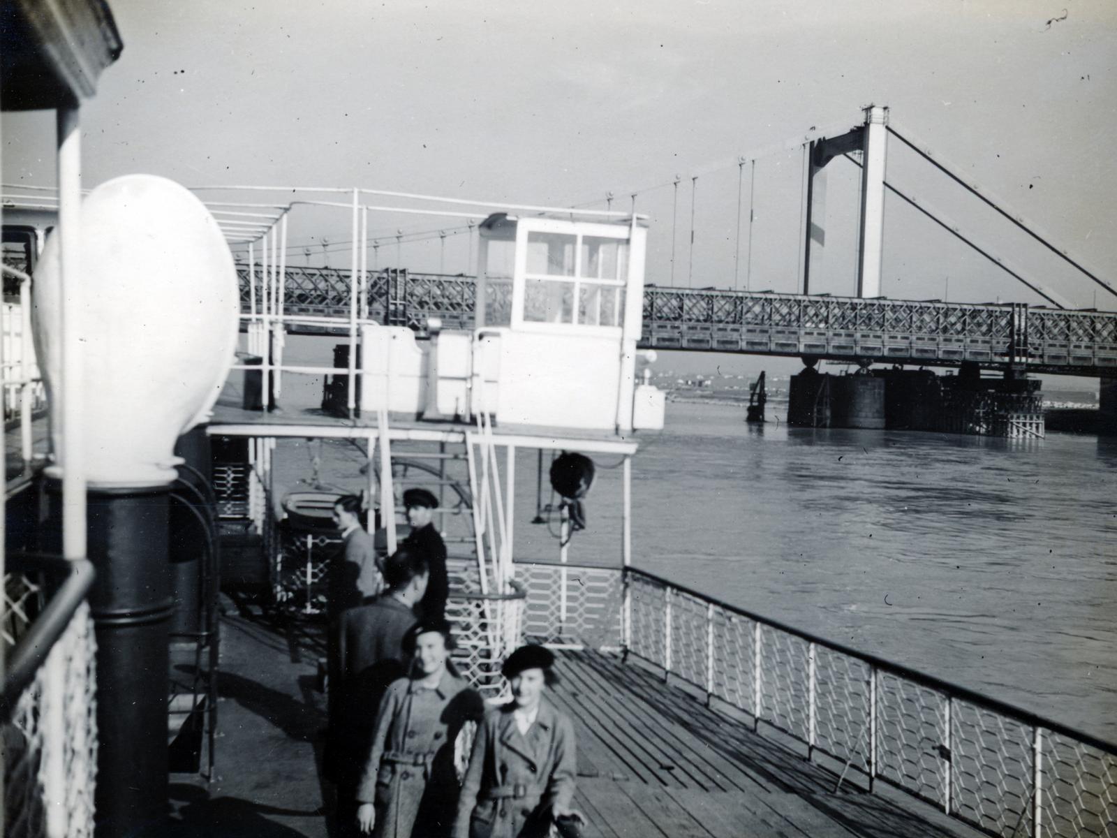 Ausztria, Bécs, a Reichsbrücke egy Dunán közlekedő hajó fedélzetéről. Háttérben az 1937. október 10-én átadott új híd, előtte az 1876. augusztus 21-én átadott régi híd, melyet az új híd átadása után lebontottak., 1937, Bor Dezső, Fortepan #231735