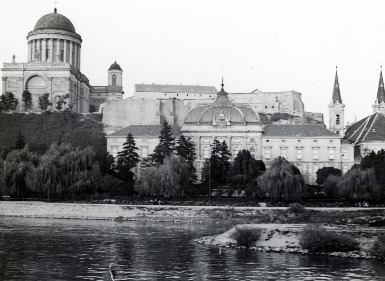 Magyarország, Esztergom, a Bazilika, az Érseki palota és a Loyolai Szent Ignác-templom egy a Dunán közlekedő hajó fedélzetéről nézve., 1933, Bor Dezső, templom, Bazilika, Duna-part, Fortepan #231742