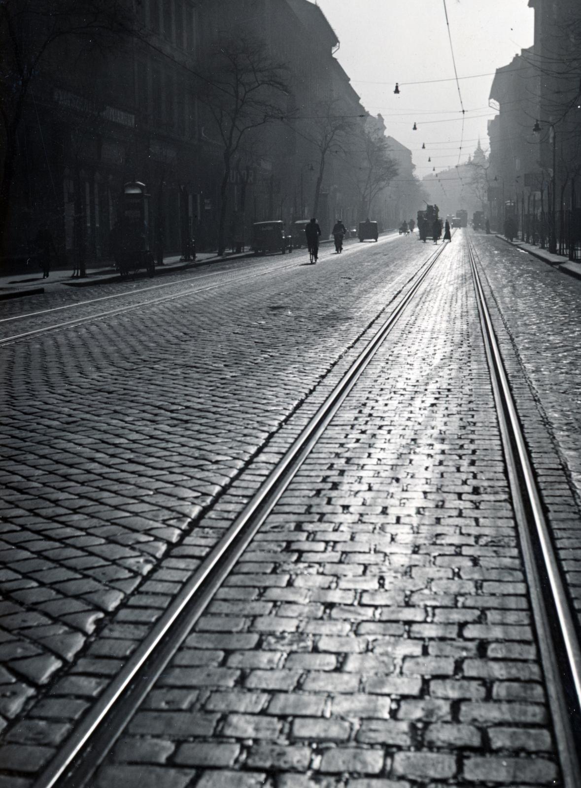 Hungary, Budapest VIII.,Budapest IX., az Üllői út a Kálvin tér felől a Nagykörút felé nézve., 1933, Bor Dezső, Best of, street view, rails, bicycle, Budapest, light, Fortepan #231748