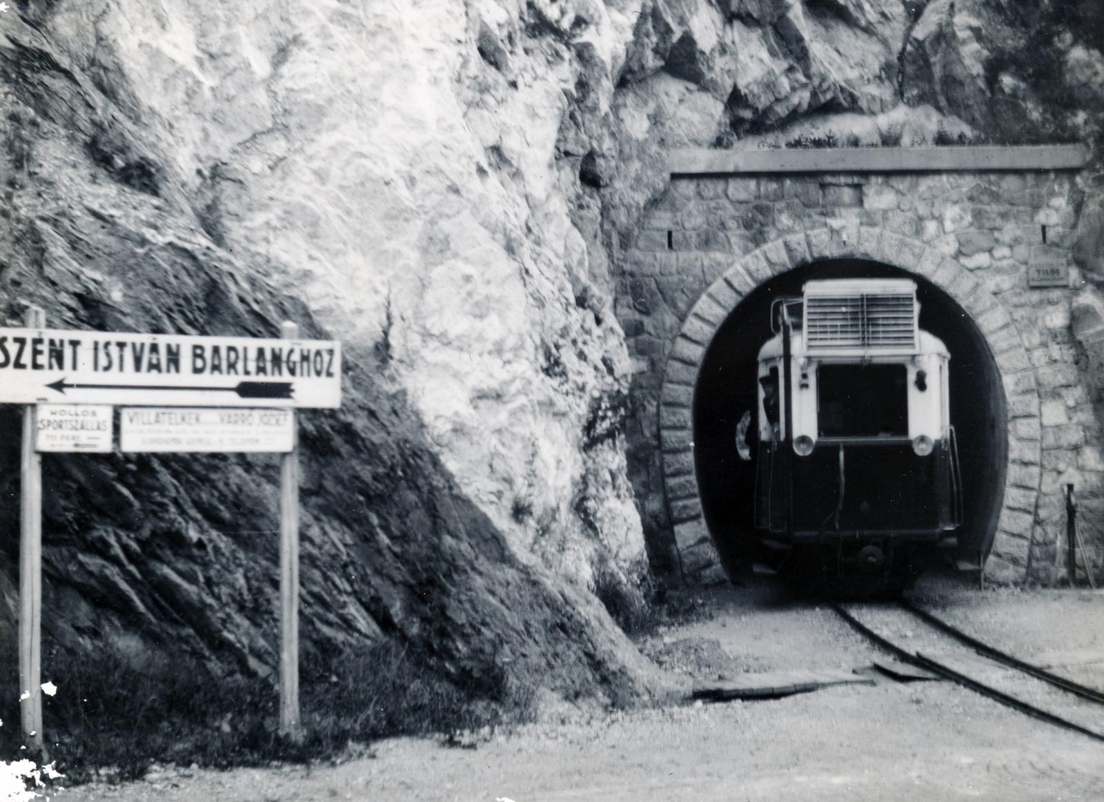 Hungary, Miskolc, a Lillafüredi Állami Erdei Vasút alagútja. 1928-ban gyártott Ganz motorkocsi. Előtérben az Egri Országút., 1939, Bor Dezső, tunnel, narrow-gauge railway, Fortepan #231769