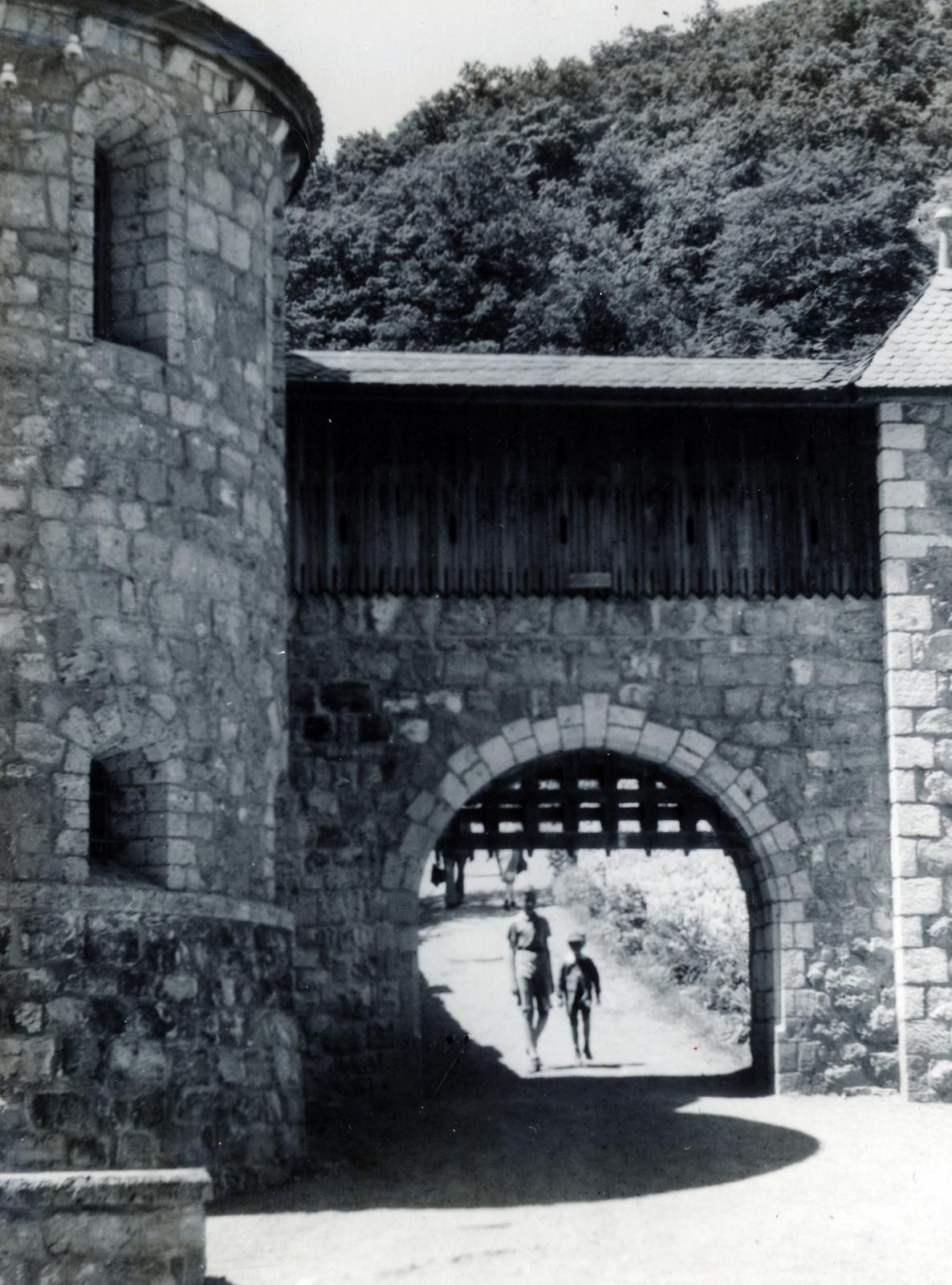 Hungary, Miskolc, a Palotaszálló függőkertjének alsó kapuja., 1939, Bor Dezső, hanging garden, Fortepan #231770