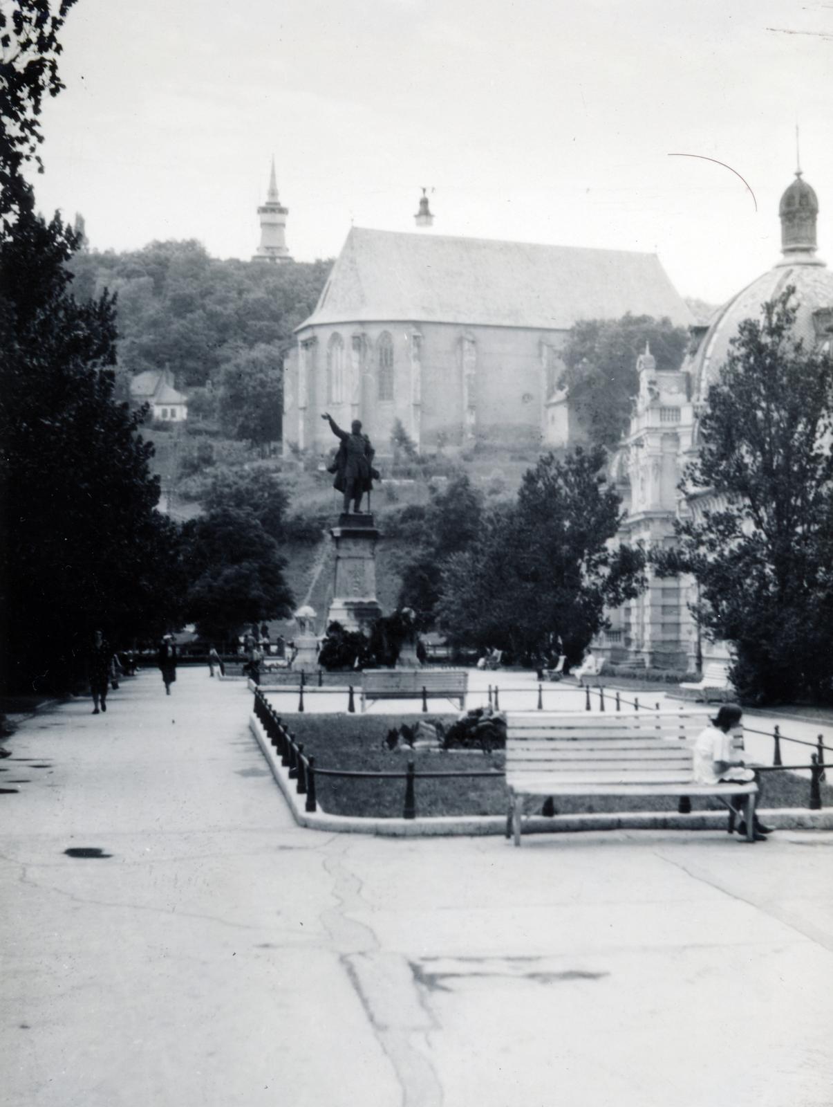 Magyarország, Miskolc, Erzsébet-tér, szemben a Kossuth szobor háttérében az avasi református templom, felette az avasi Rákóczi kilátó., 1939, Bor Dezső, szobor, park, Fortepan #231772