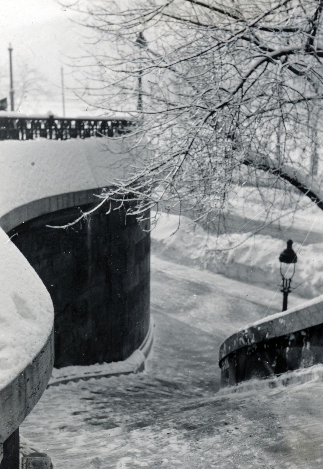 Magyarország, Budapest V., lépcső az Erzsébet híd pesti hídfőjének déli oldalán., 1934, Bor Dezső, lépcső, tél, Budapest, Fortepan #231794