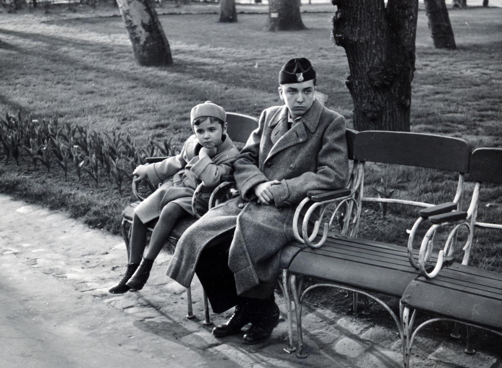 1939, Bor Dezső, girl, coat, boy, bench, caps, Fortepan #231800