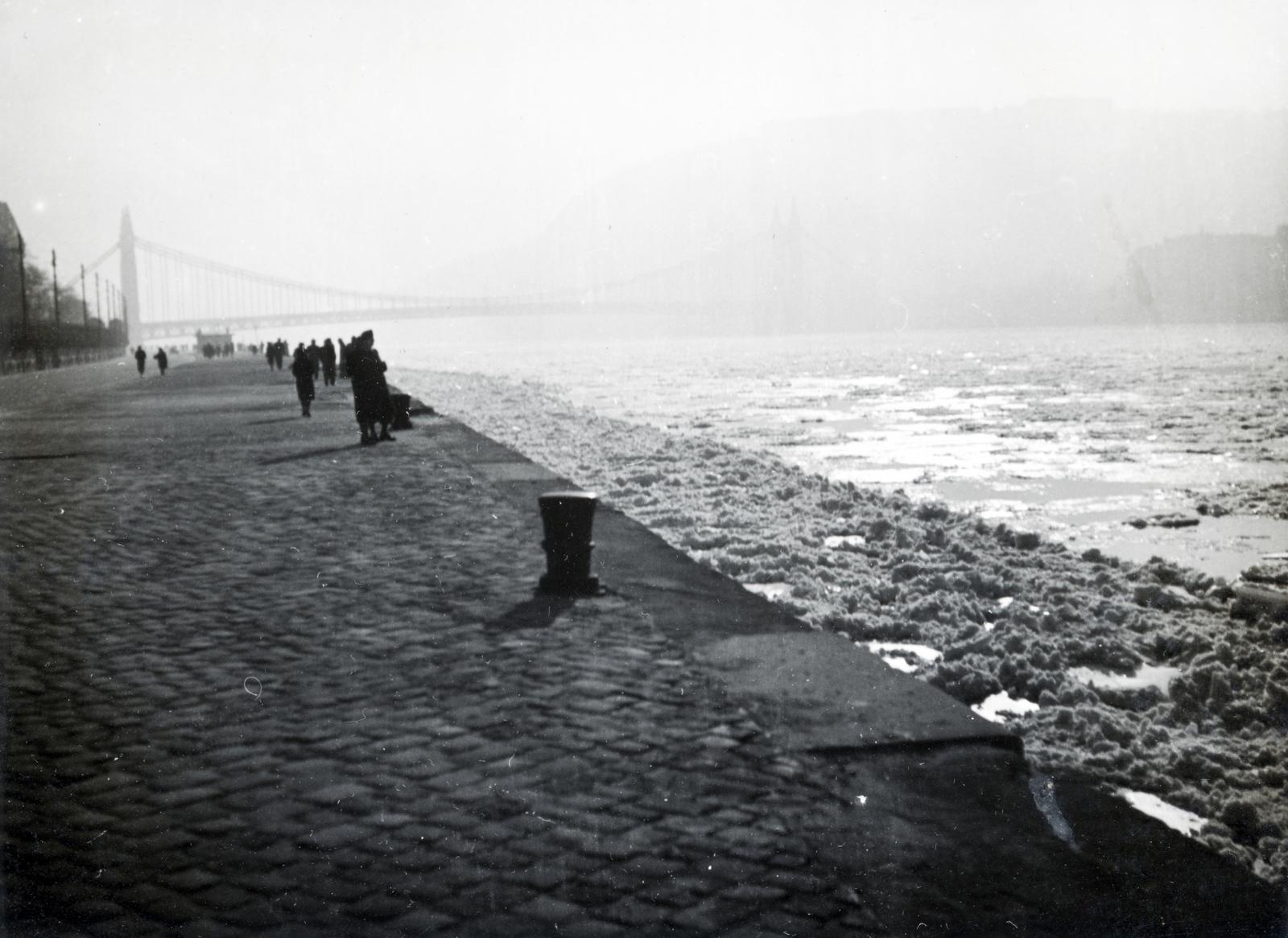 Hungary, Budapest V., pesi alsó rakpart a Széchenyi Lánchíd felől az Erzsébet híd felé nézve., 1939, Bor Dezső, mooring bollard, ice breaking, ice, wharf, Danube, Budapest, Fortepan #231805