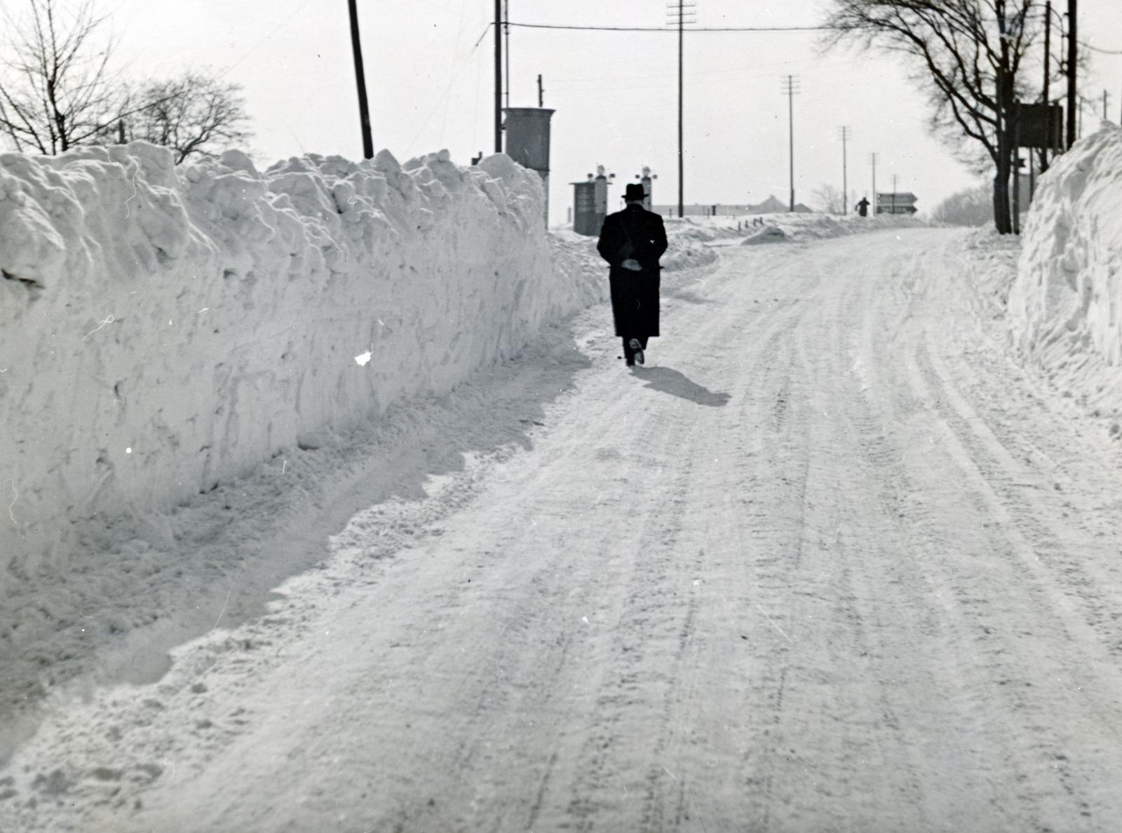 1939, Bor Dezső, Best of, snow, back, pedestrian, gas station, Fortepan #231823