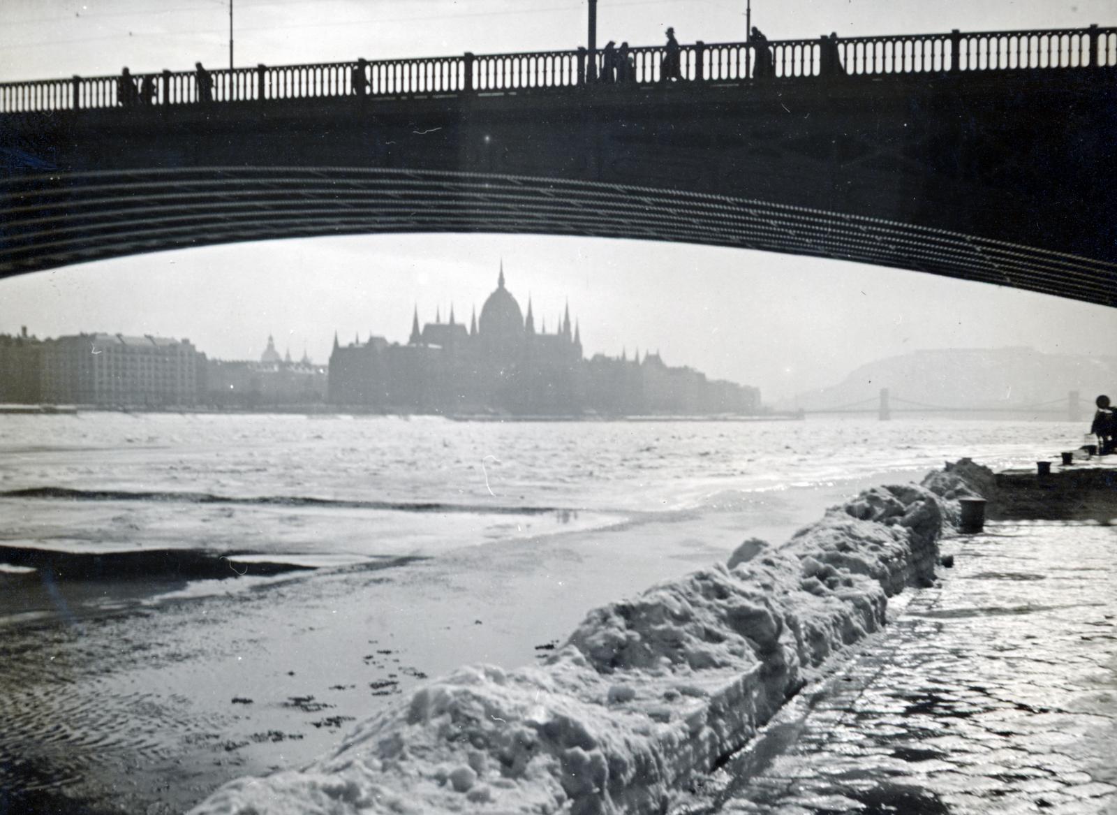 Magyarország, Budapest II., a budai alsó rakpart a Margit híd mellett, háttérben a Parlament., 1939, Bor Dezső, tél, Duna, országház, Budapest, Fortepan #231824