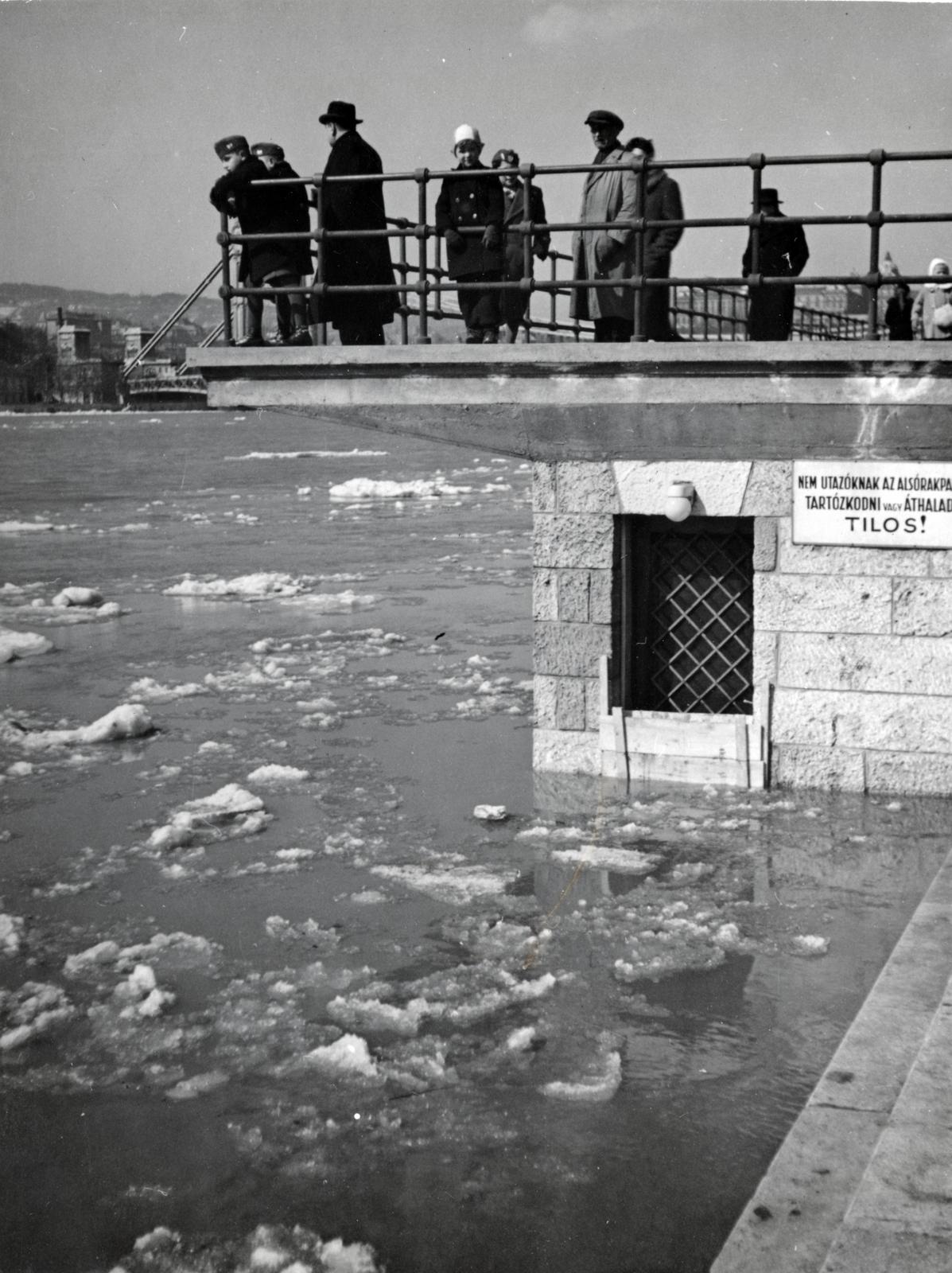 Hungary, Budapest V., Belgrád (Ferencz József) rakpart, a nemzetközi (DDSG) hajóállomás jeges árvíz idején., 1940, Bor Dezső, ice breaking, gaping, Budapest, Fortepan #231831