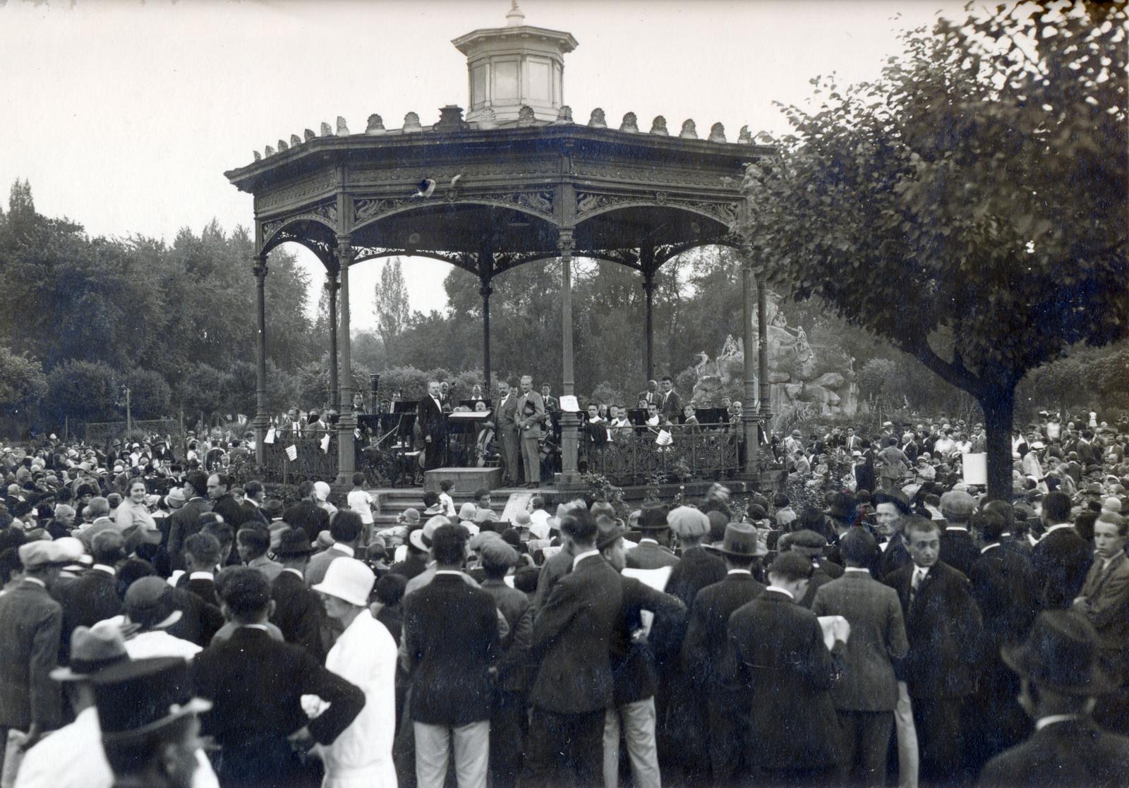 Magyarország, Városliget, Budapest XIV., a Székesfővárosi Zenekar hangversenye az Iparcsarnok előtti zenepavilonban, a karmester Bor Dezső. Háttérben Mátrai Lajos György szobrászművész alkotása, a Sió tündér regéje szoborcsoport és szökőkút (1896)., 1933, Bor Dezső, koncert, tömeg, zenepavilon, Budapest, Fortepan #231837