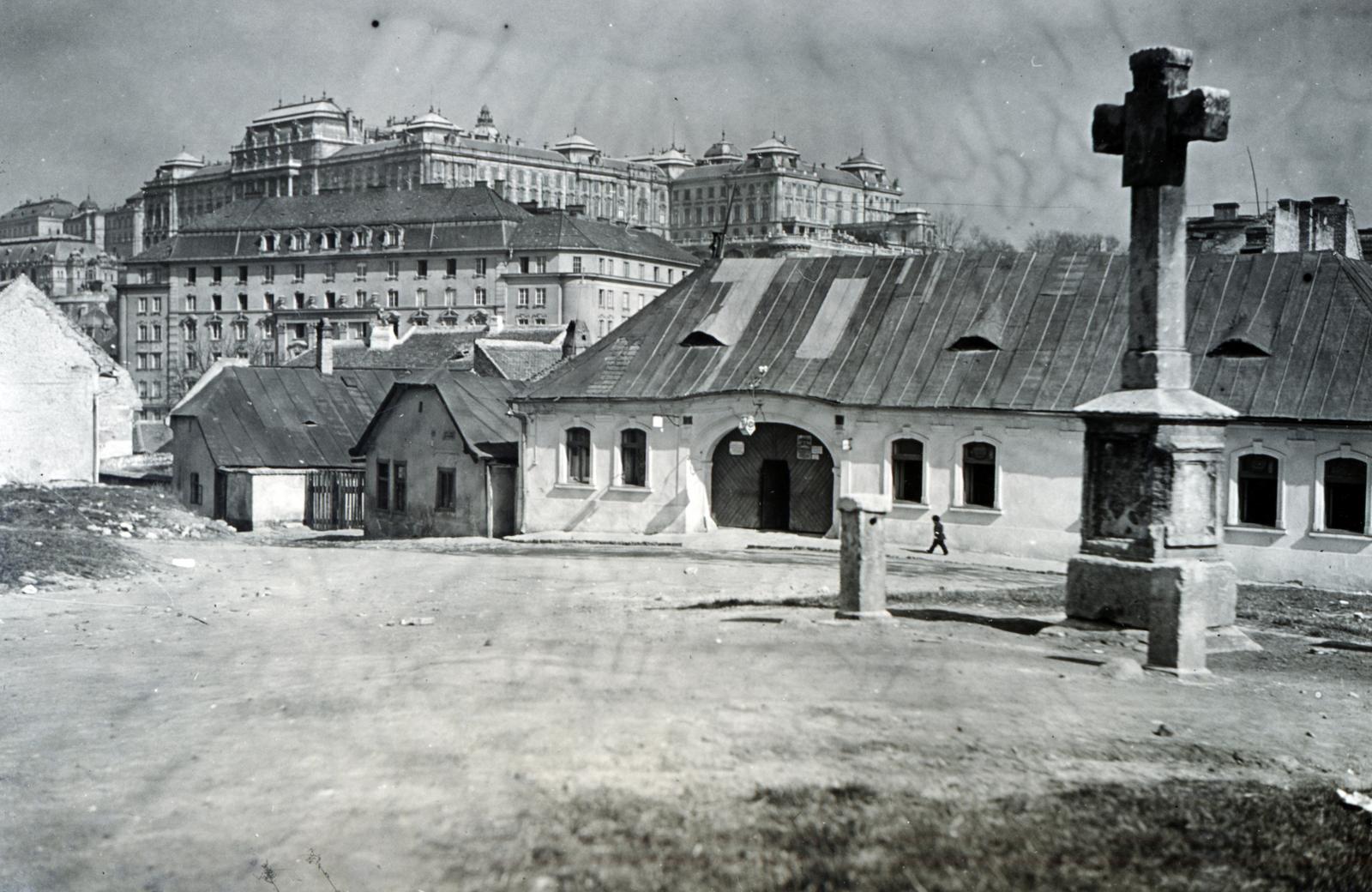 Magyarország, Tabán, Budapest I., Kereszt tér, szemben az Aranykacsa utca torkolata, mögötte a Bethlen-udvar, felette a Királyi Palota (később Budavári Palota) látszik., 1928, Bor Dezső, eltűnt, kereszt_jelkép, Budapest, Fortepan #231853