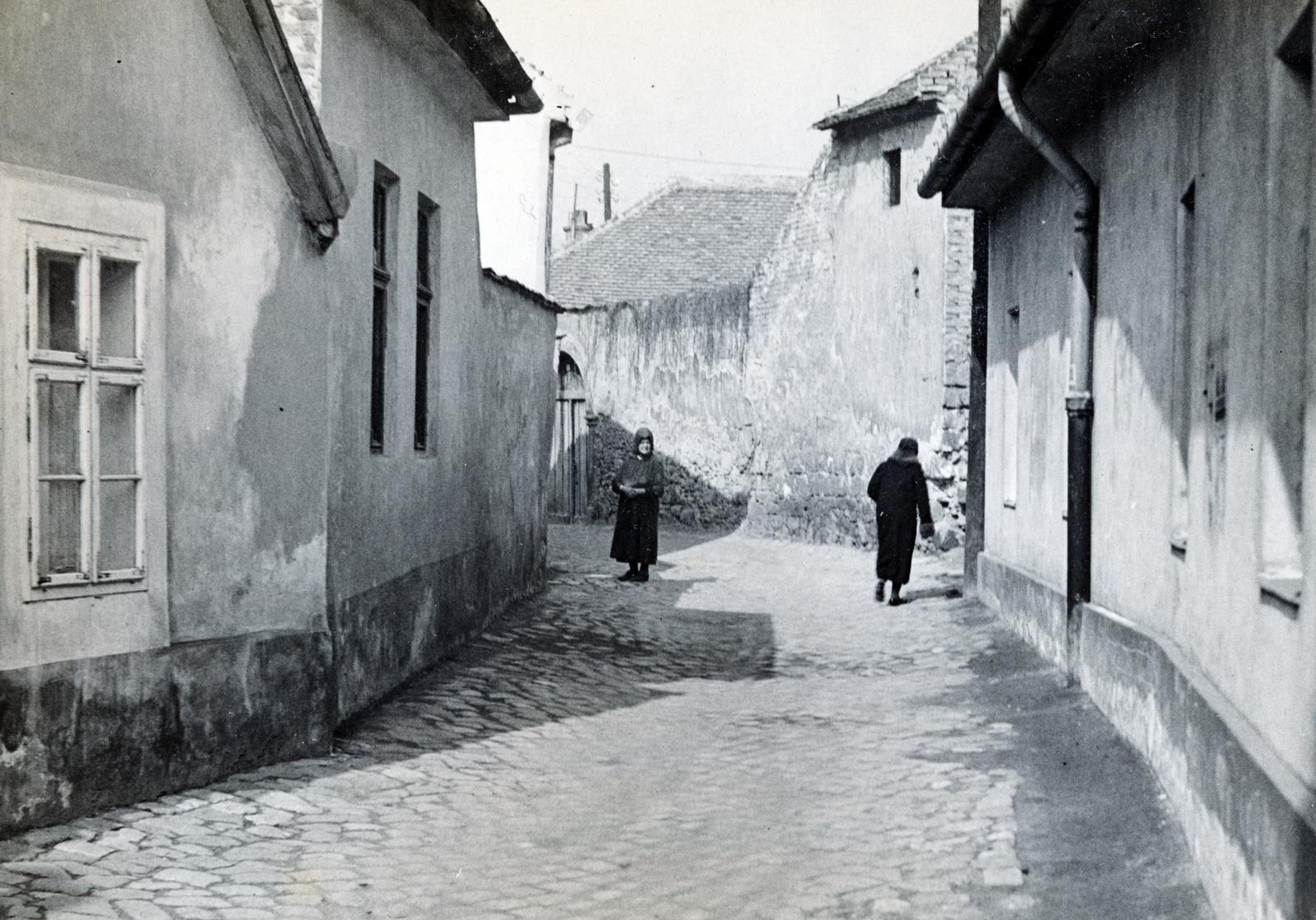 Hungary, Tabán, Budapest I., Aranykakas utca, szemben a 10. számú ház., 1928, Bor Dezső, vanished building, old person, Budapest, Fortepan #231856