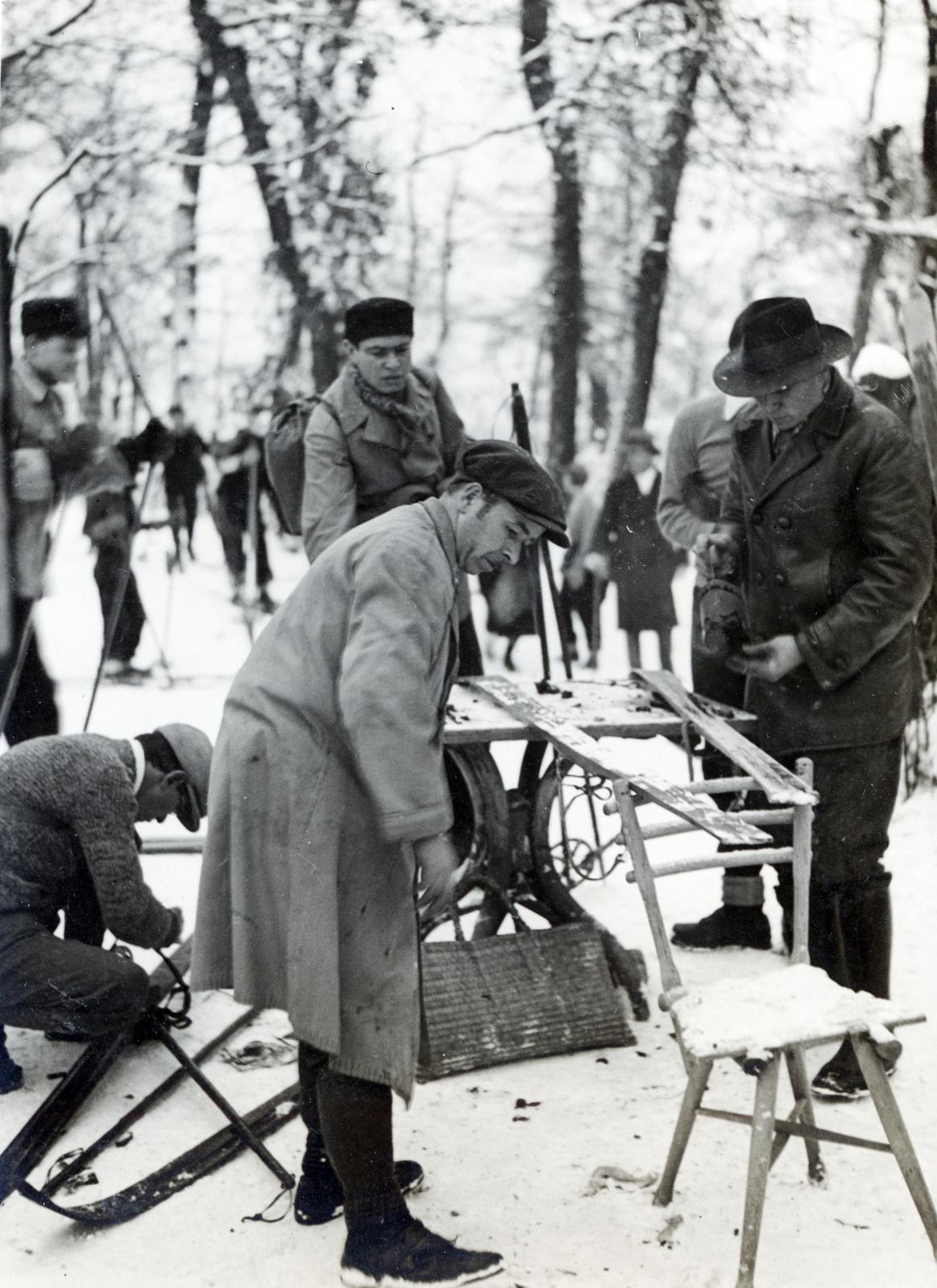 Hungary, Budapest XII., Anna-rét, sílécek viaszolása faszenes vasalóval. A felvétel a Szent Anna-kápolna közelében készült., 1939, Bor Dezső, Best of, skis, skiing, men, Budapest, Fortepan #231863