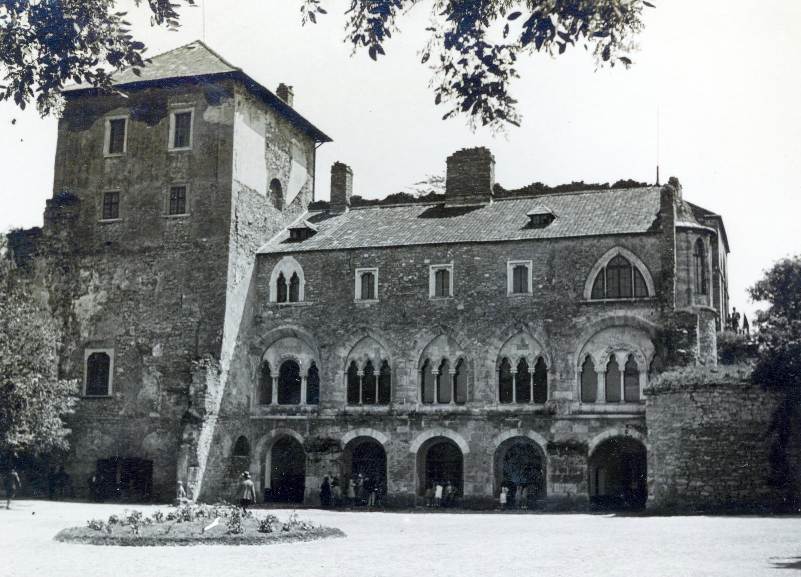 Hungary, Tata, a Vár az Öreg-tó partján., 1926, Bor Dezső, castle, building, brick covering, Fortepan #231873