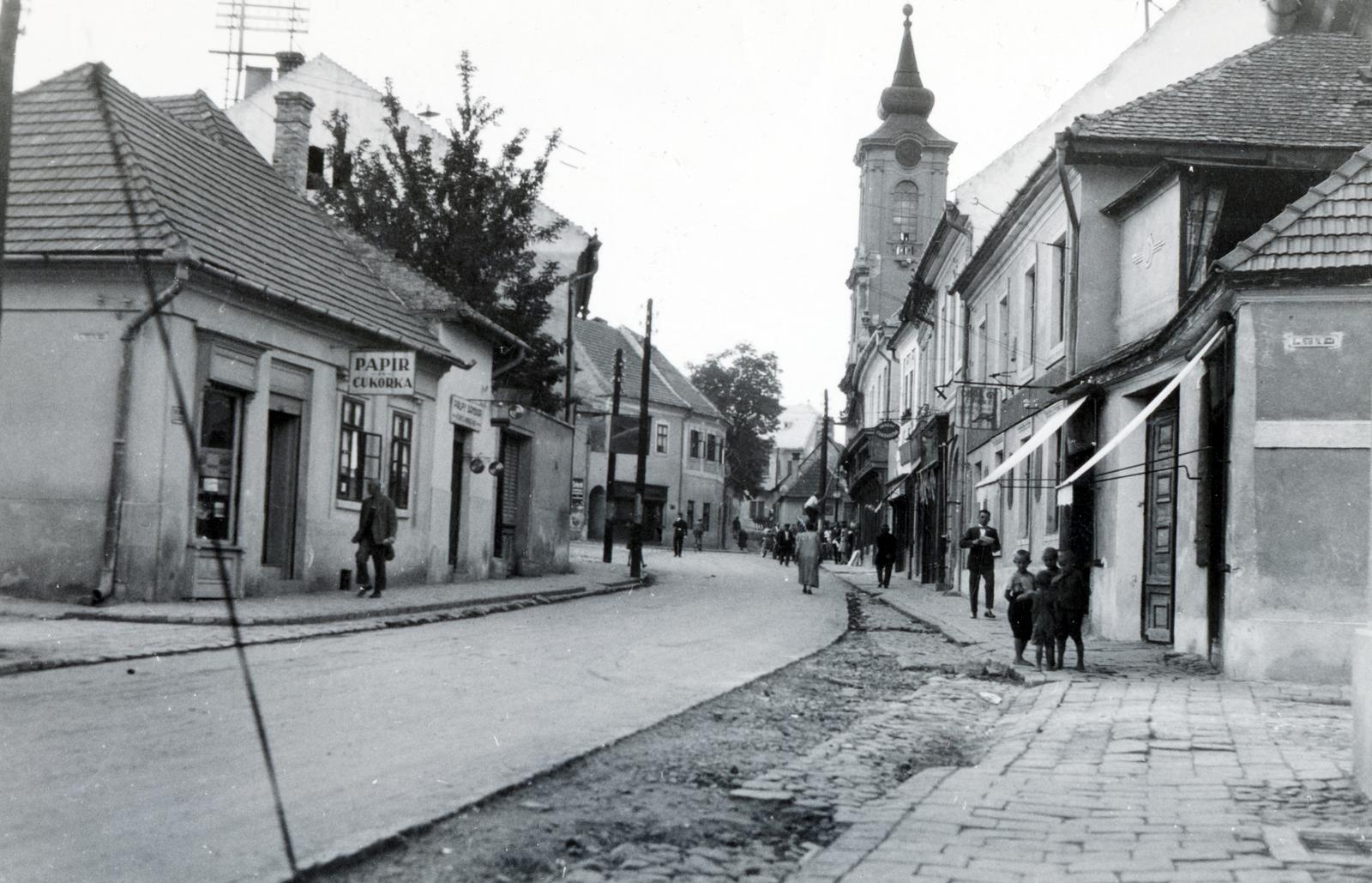 Magyarország, Szentendre, Dumtsa Jenő utca, szemben a Fő térnél a Blagovesztenszka görögkeleti templom látható., 1932, Bor Dezső, utcakép, papírbolt, Fortepan #231893