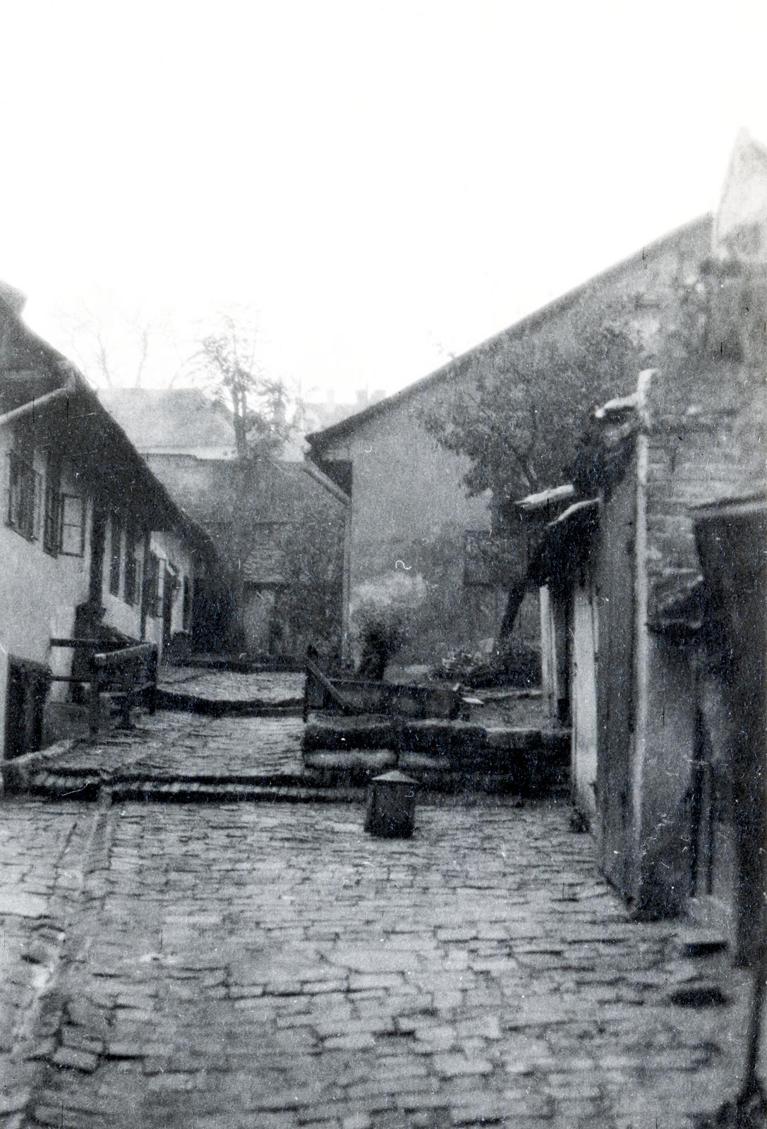 Hungary, Tabán, Budapest I., az Aranykacsa utca 1. számú ház udvara., 1928, Bor Dezső, house, slope, Budapest, Fortepan #231907